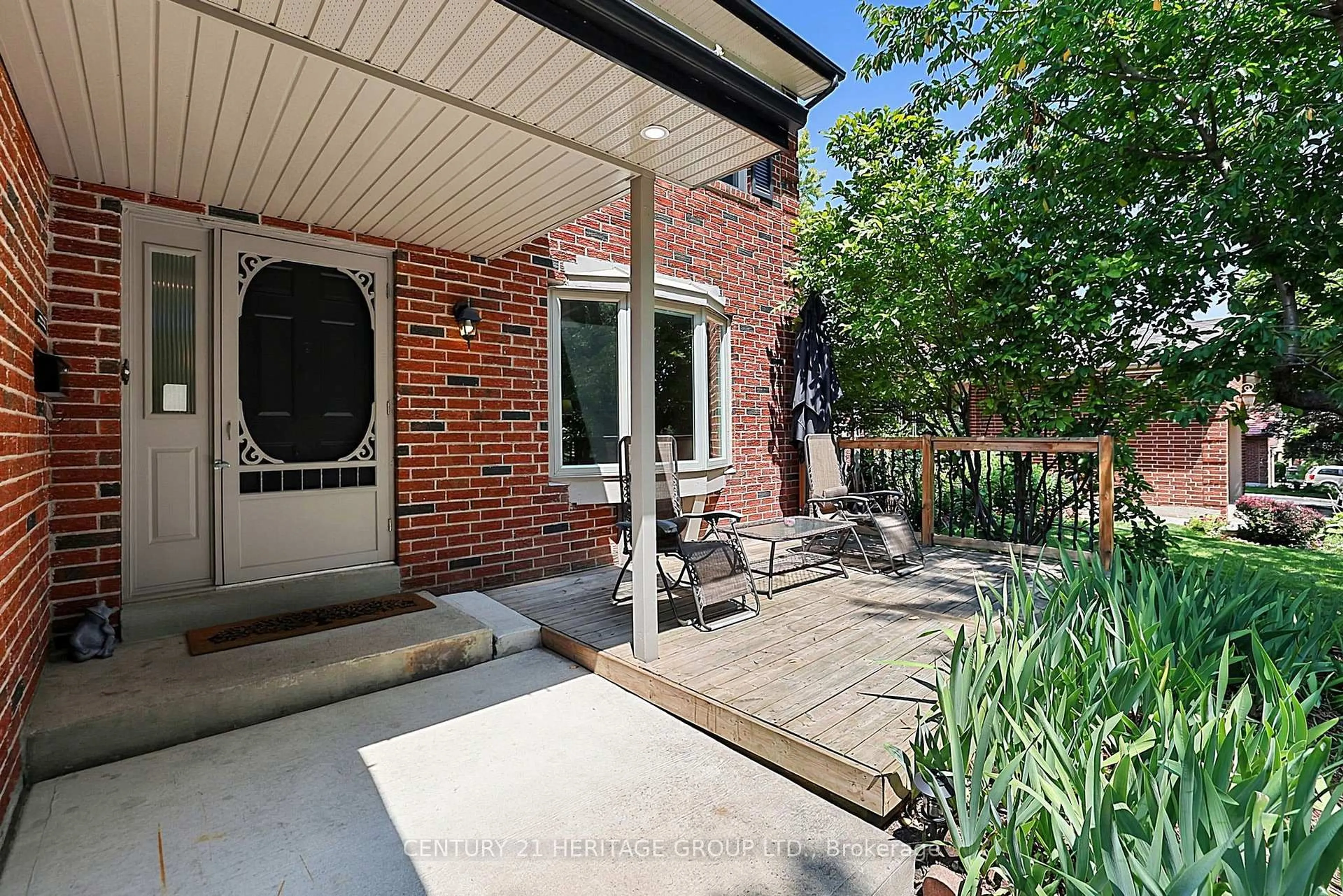 Home with brick exterior material, street for 214 Lancaster Ave, Newmarket Ontario L3Y 5X2