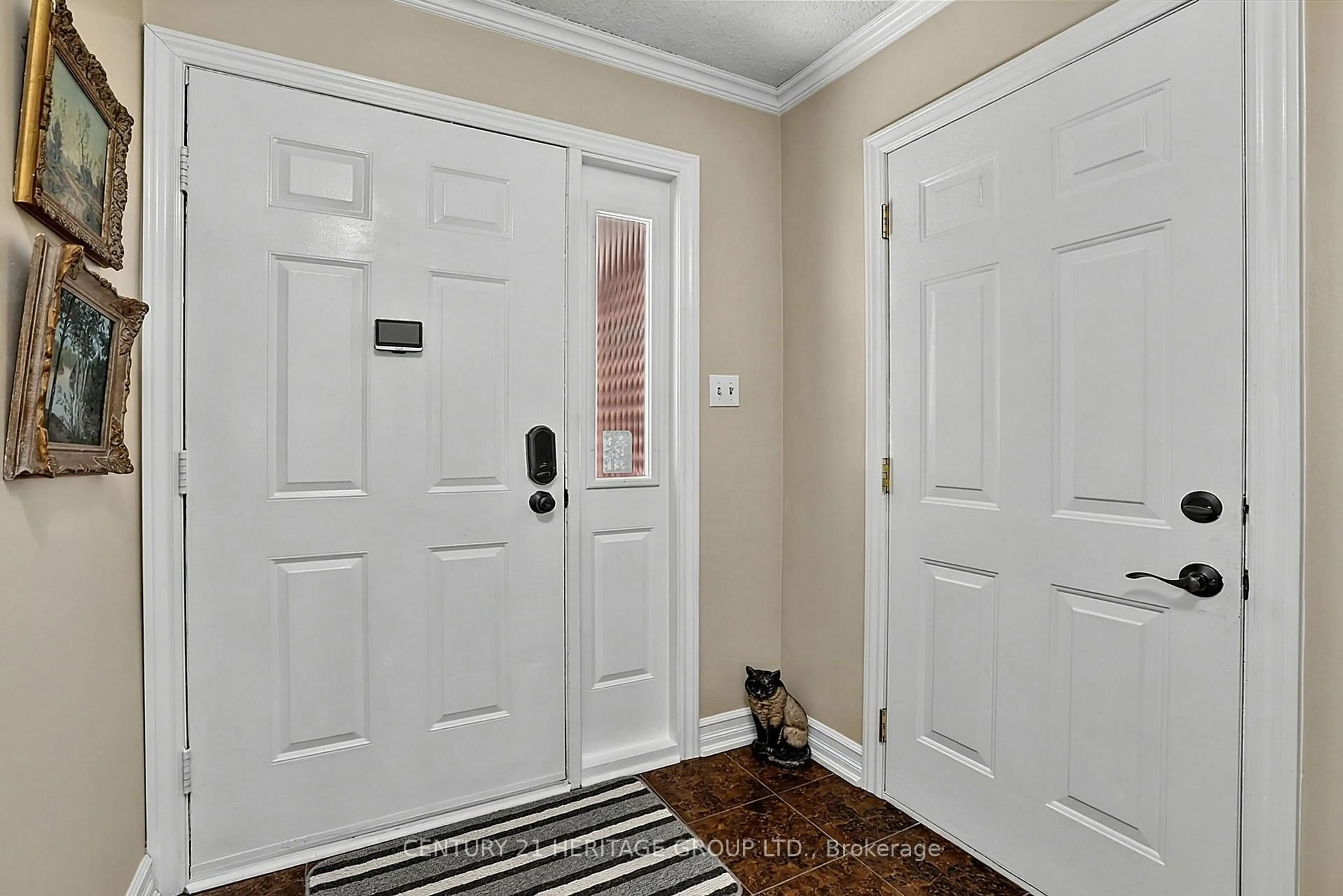 Indoor entryway for 214 Lancaster Ave, Newmarket Ontario L3Y 5X2