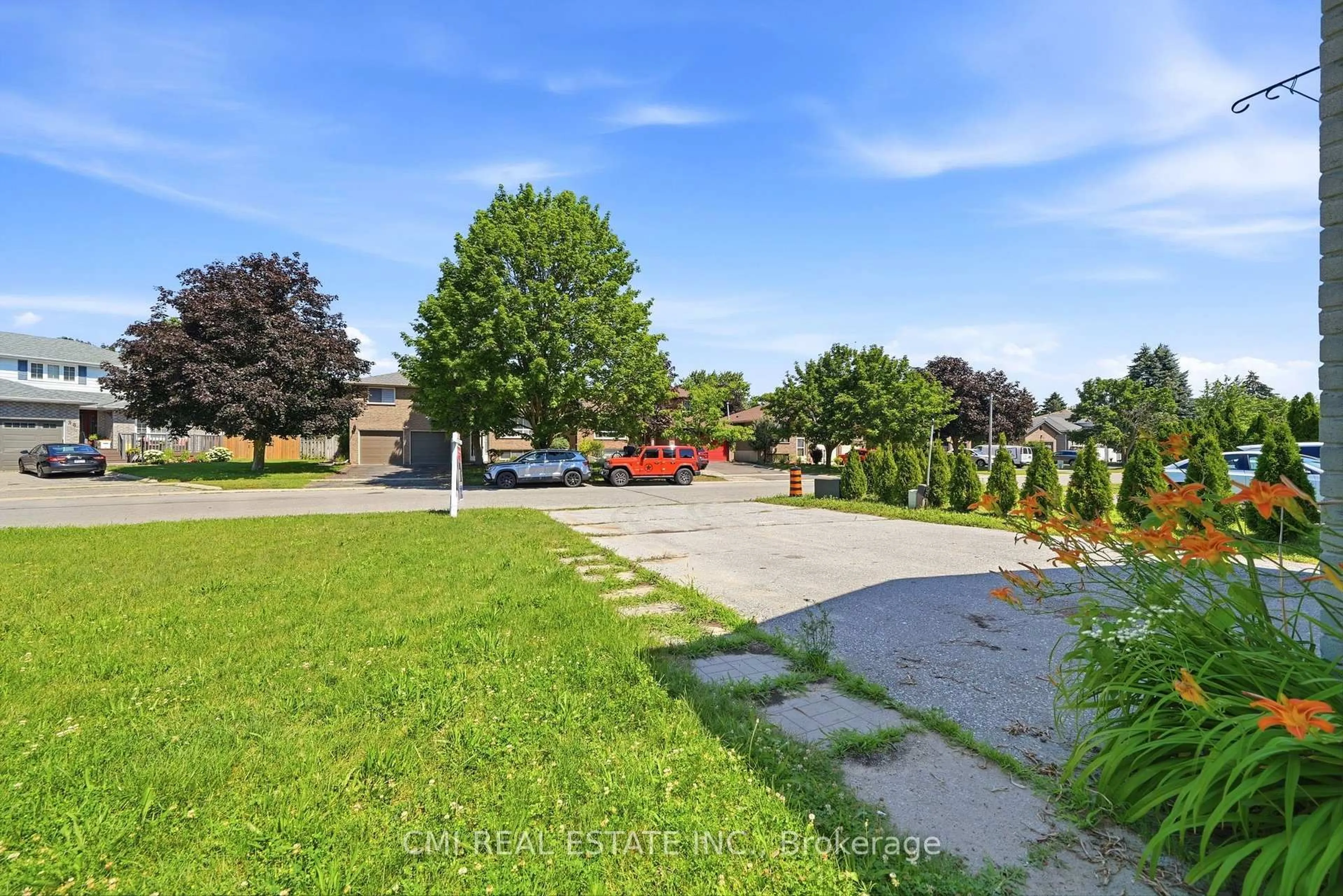 A pic from outside/outdoor area/front of a property/back of a property/a pic from drone, street for 39 Camrose Dr, Georgina Ontario L4P 3L6