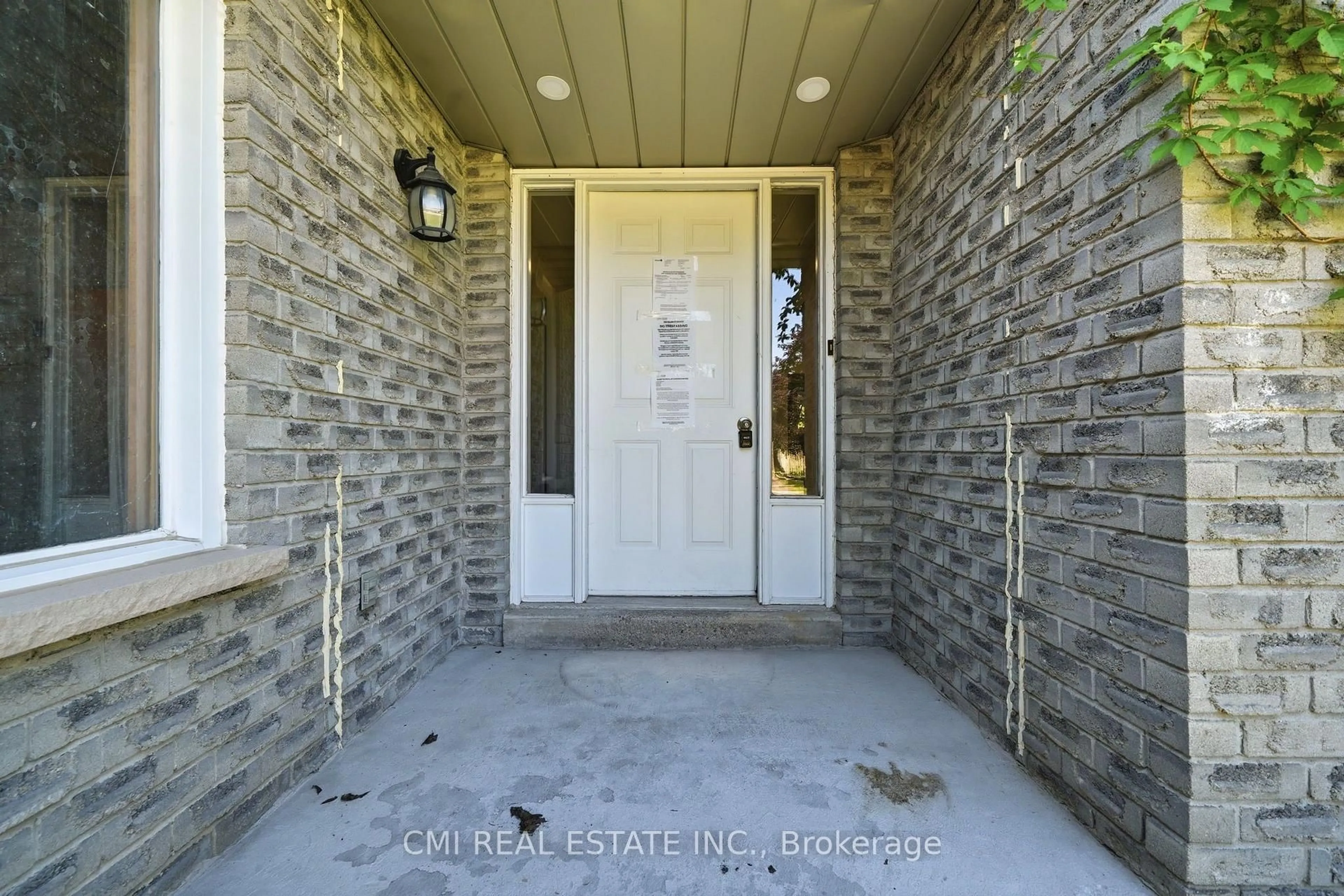 Indoor entryway for 39 Camrose Dr, Georgina Ontario L4P 3L6