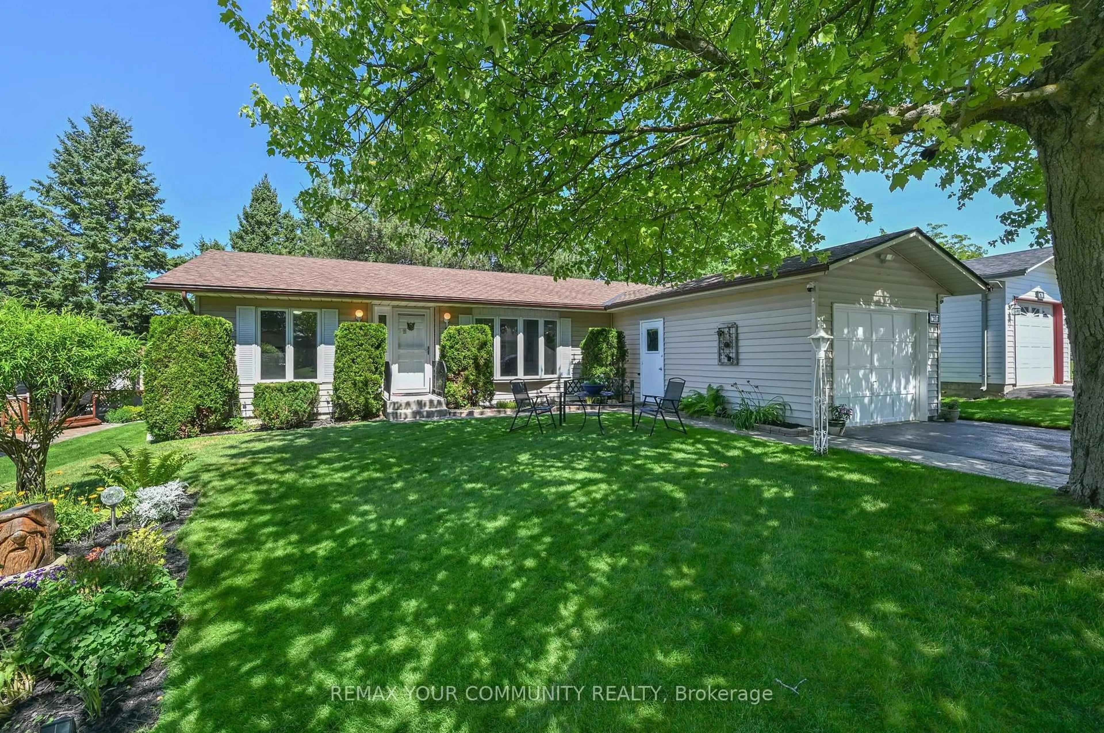 A pic from outside/outdoor area/front of a property/back of a property/a pic from drone, street for 76 Tecumseth Pines Dr, New Tecumseth Ontario L0G 1W0