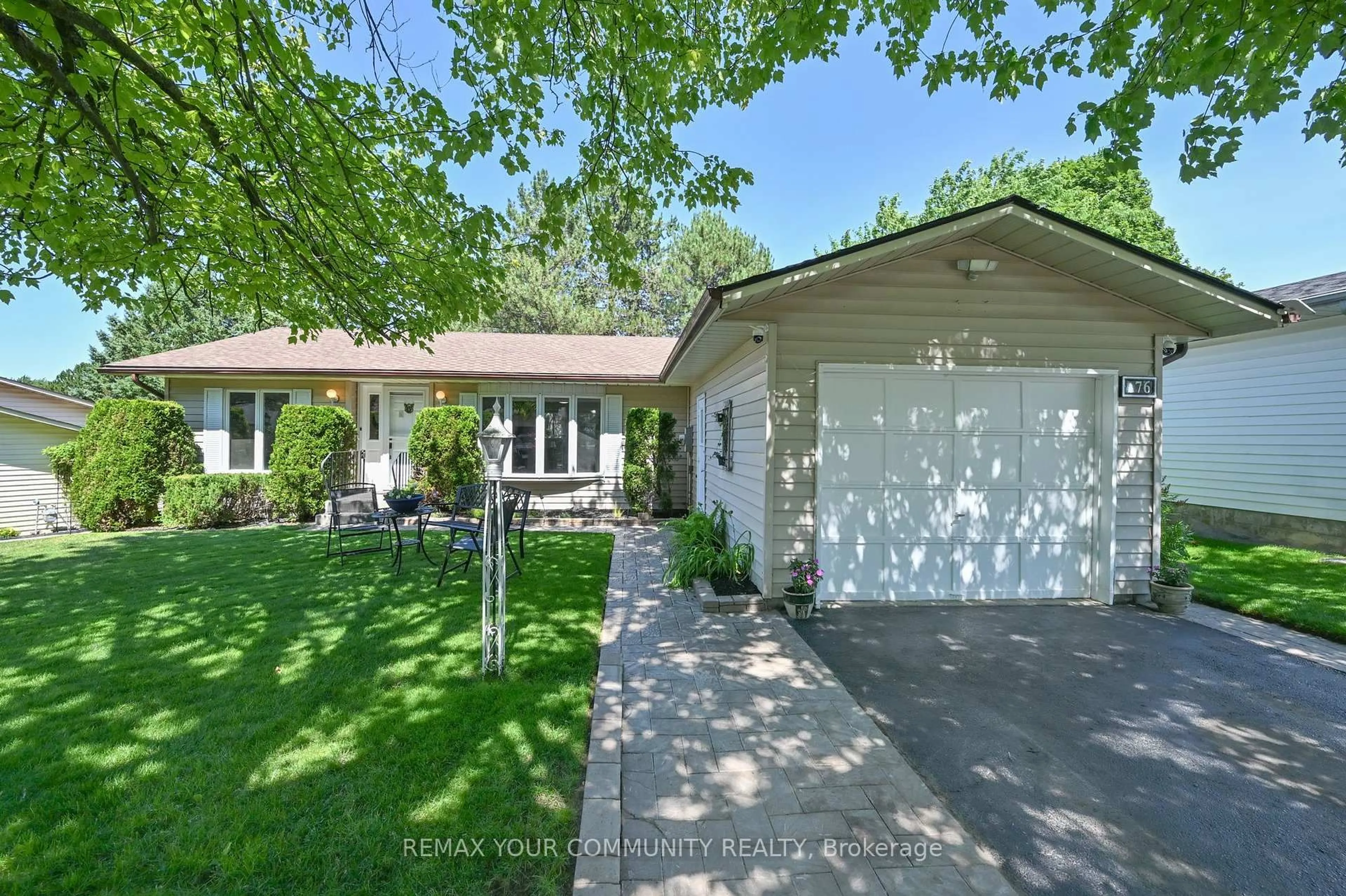 A pic from outside/outdoor area/front of a property/back of a property/a pic from drone, street for 76 Tecumseth Pines Dr, New Tecumseth Ontario L0G 1W0