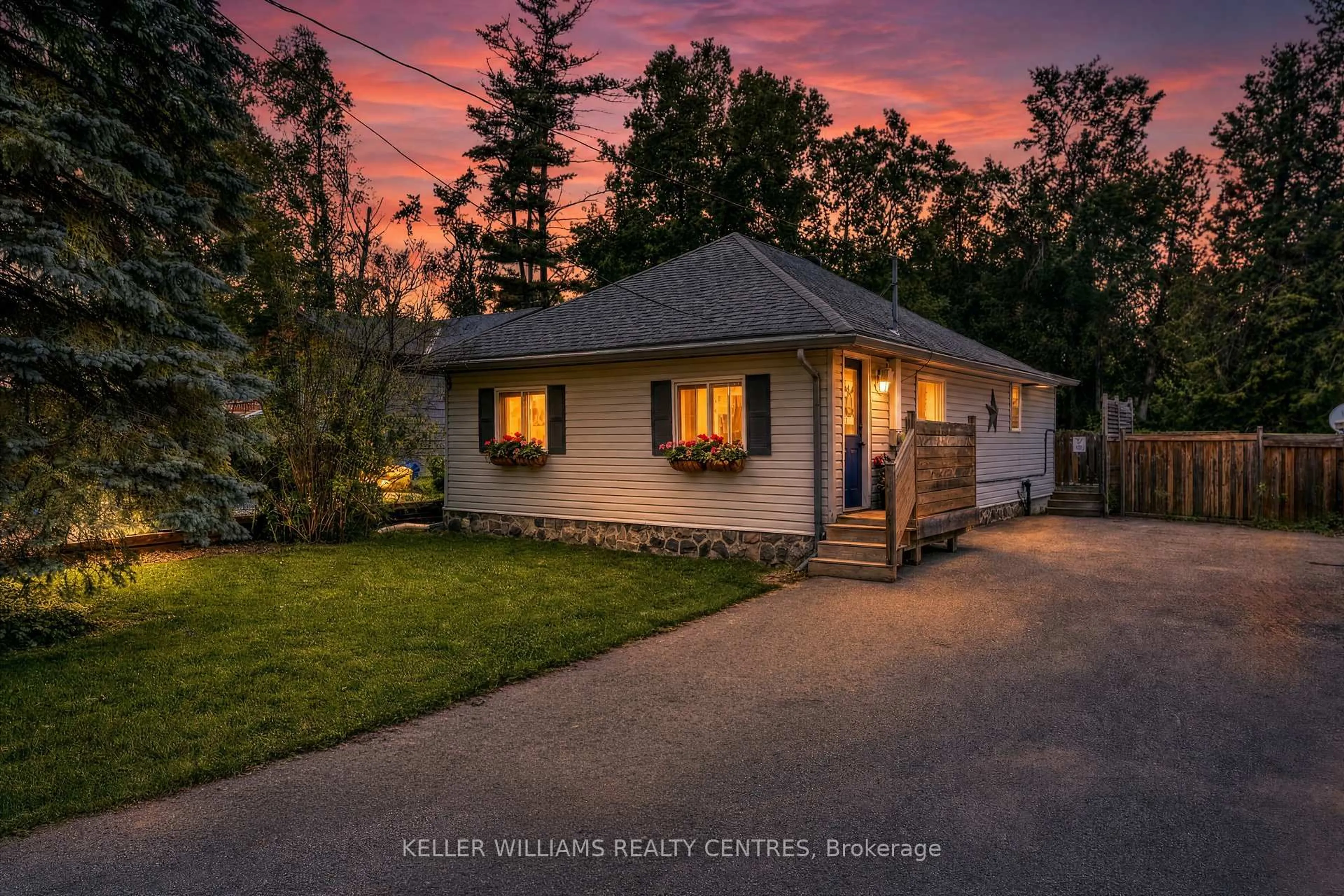 A pic from outside/outdoor area/front of a property/back of a property/a pic from drone, unknown for 1152 Stoney Point Rd, Innisfil Ontario L0L 1W0