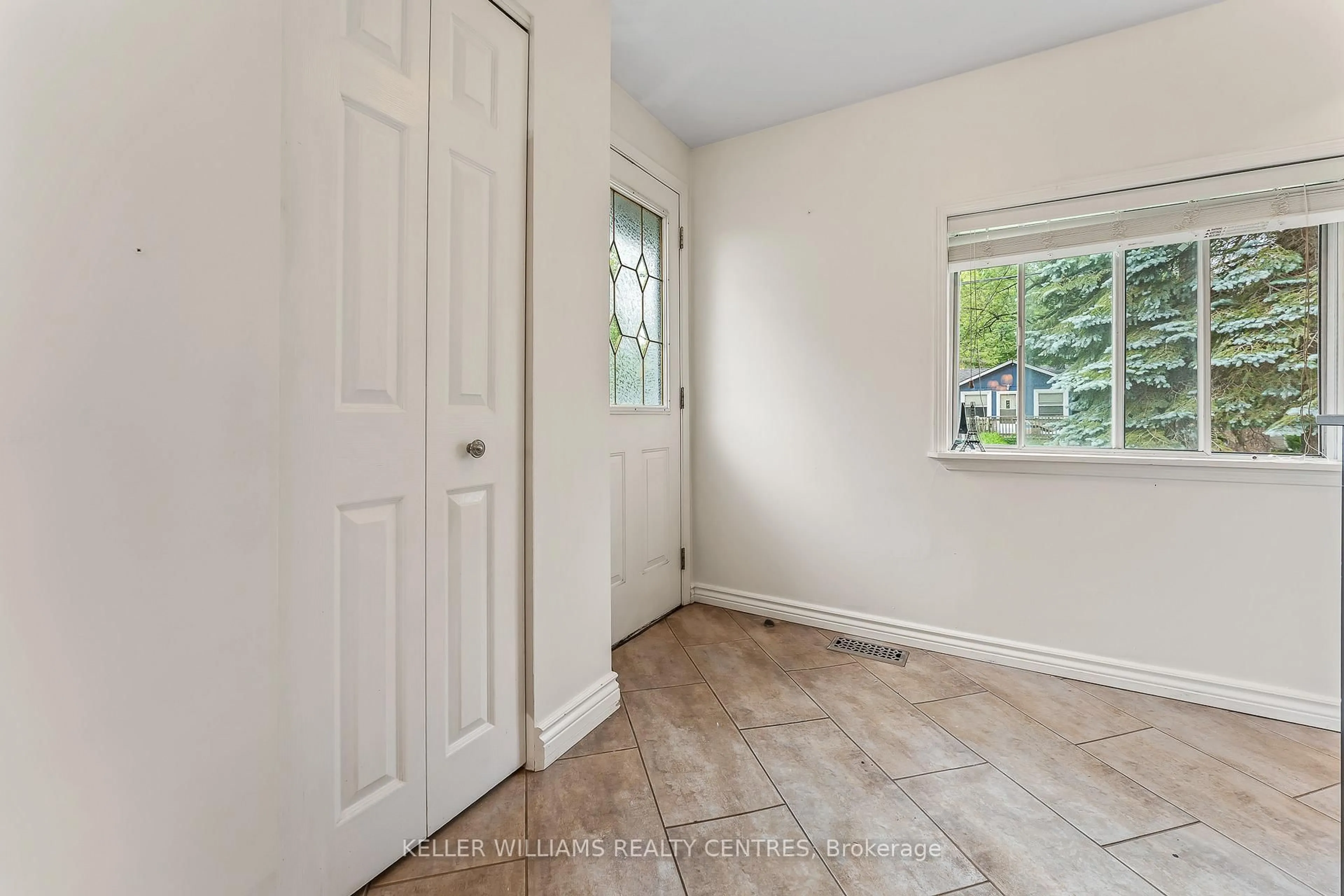 Indoor entryway for 1152 Stoney Point Rd, Innisfil Ontario L0L 1W0