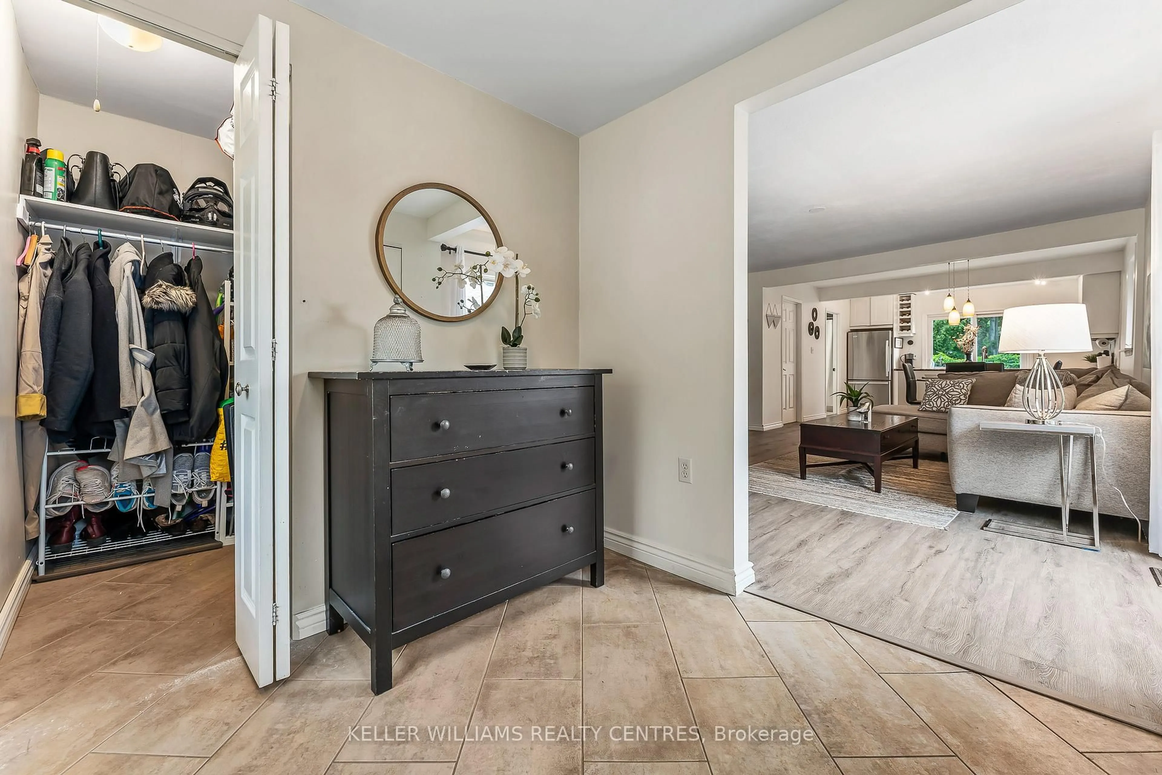 Indoor entryway for 1152 Stoney Point Rd, Innisfil Ontario L0L 1W0
