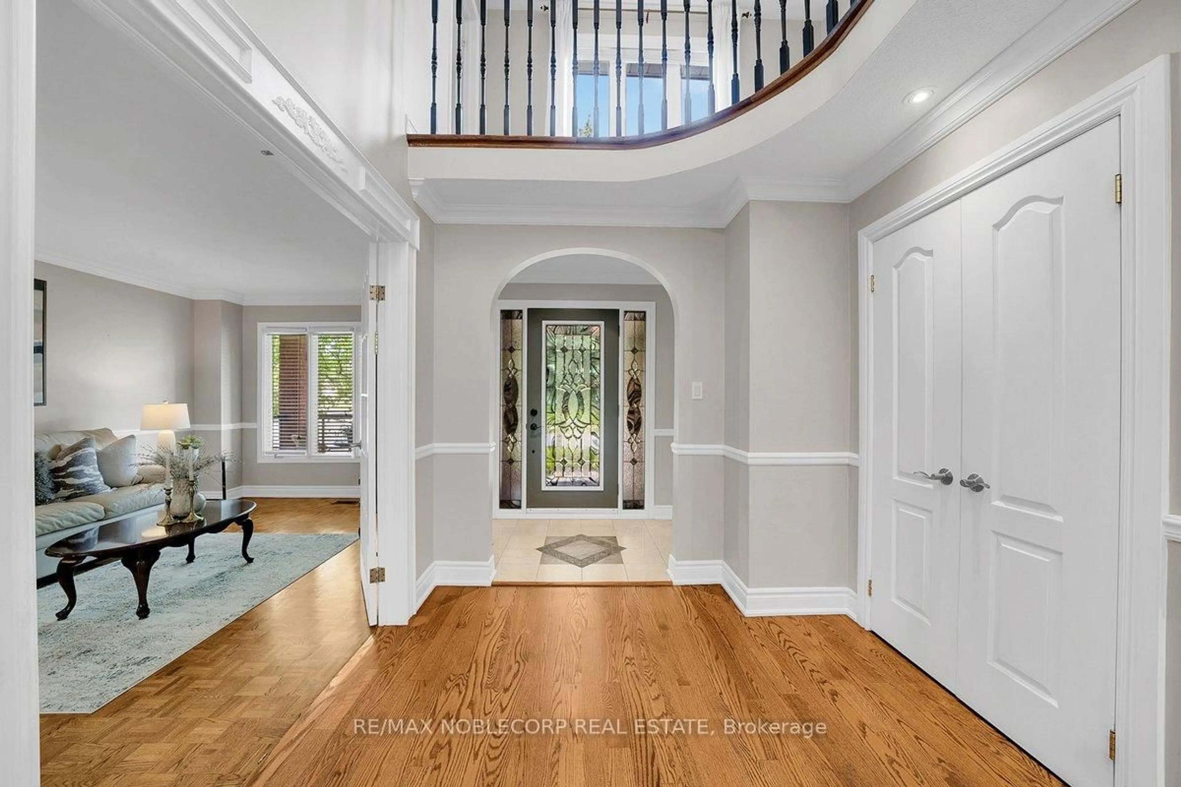 Indoor entryway for 3 Castlehill Rd, Vaughan Ontario L6A 1P3