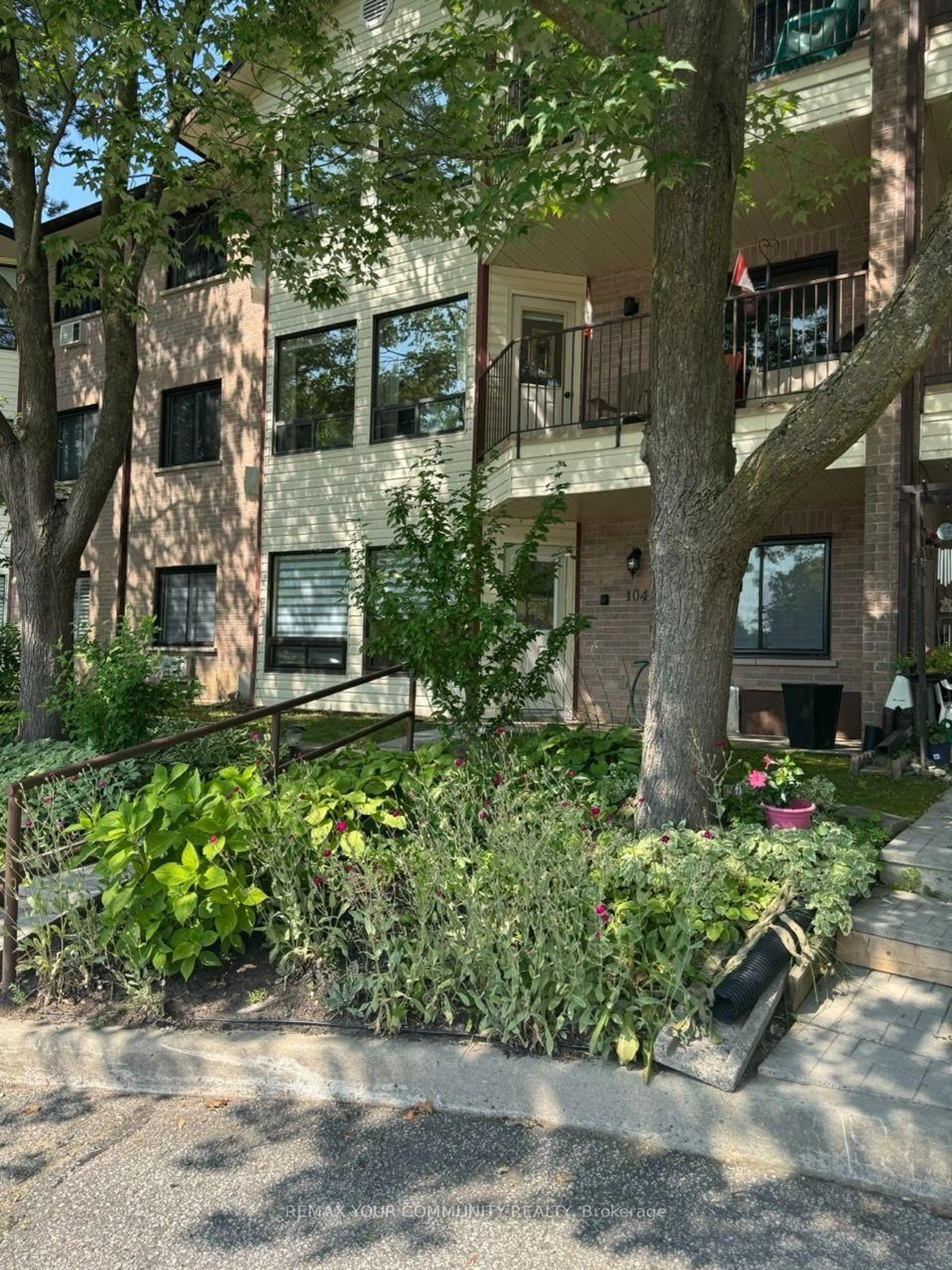 Patio, street for 111 Grew Blvd #104, Georgina Ontario L0E 1R0