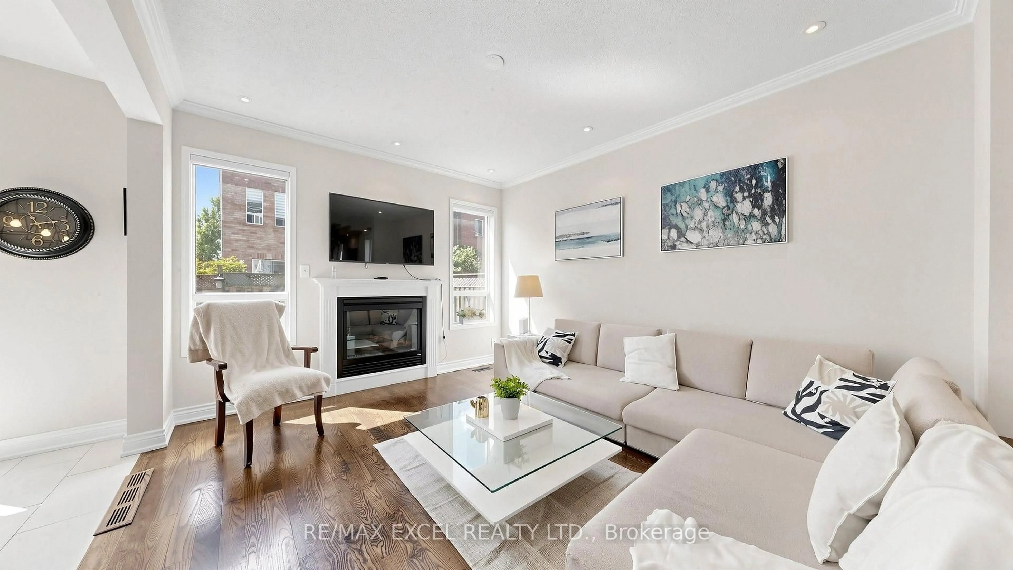 Living room with furniture, wood/laminate floor for 29 Bentwood Cres, Vaughan Ontario L4J 8R3