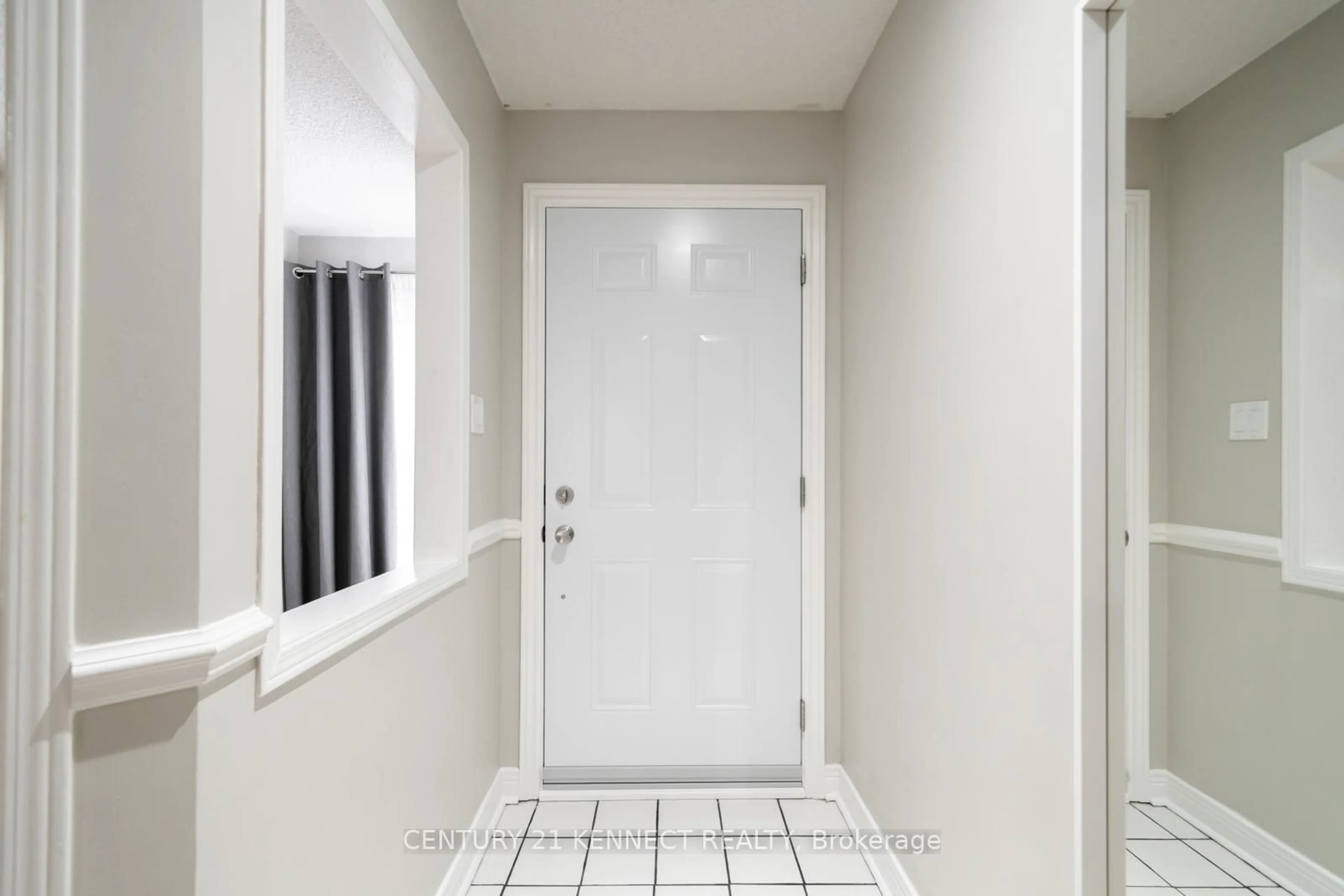 Indoor entryway for 805 Playter Cres, Newmarket Ontario L3X 1W7