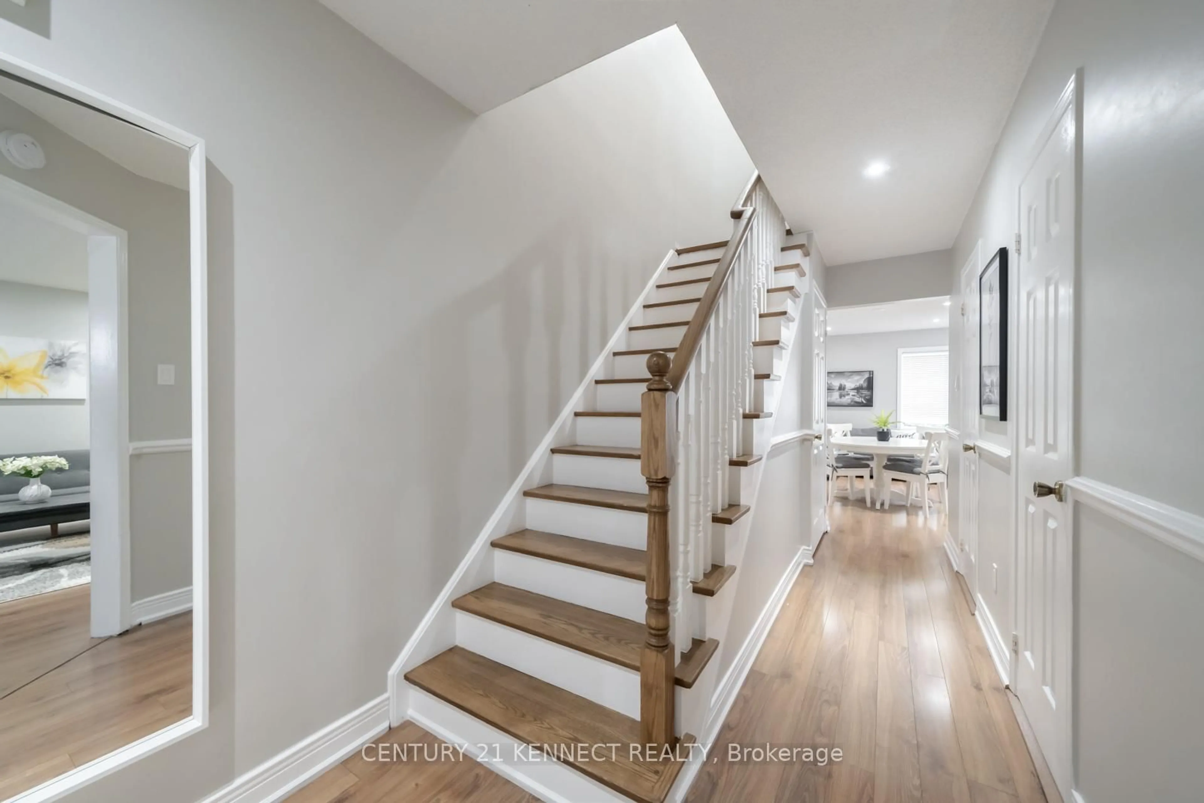 Stairs for 805 Playter Cres, Newmarket Ontario L3X 1W7