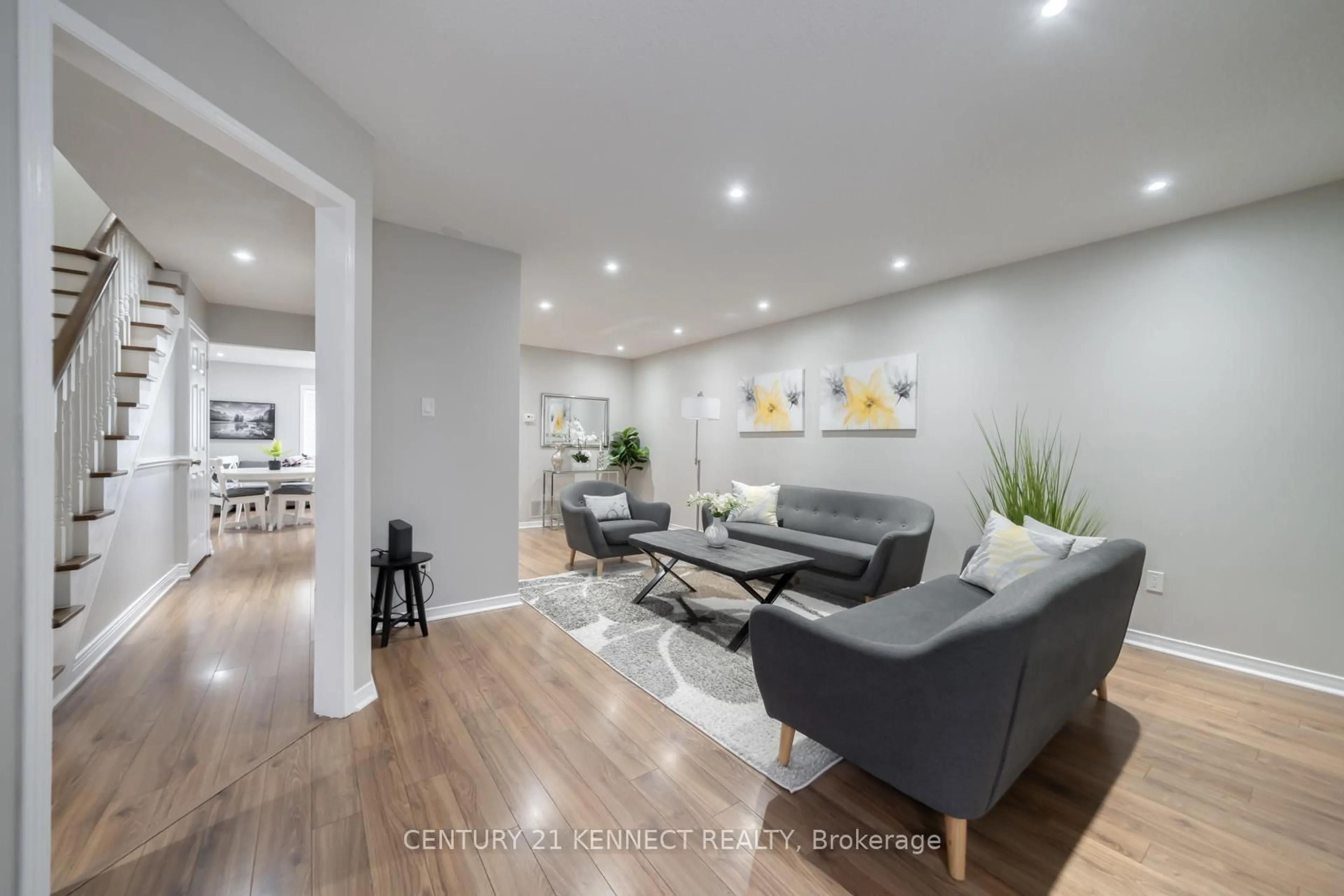 Living room with furniture, unknown for 805 Playter Cres, Newmarket Ontario L3X 1W7
