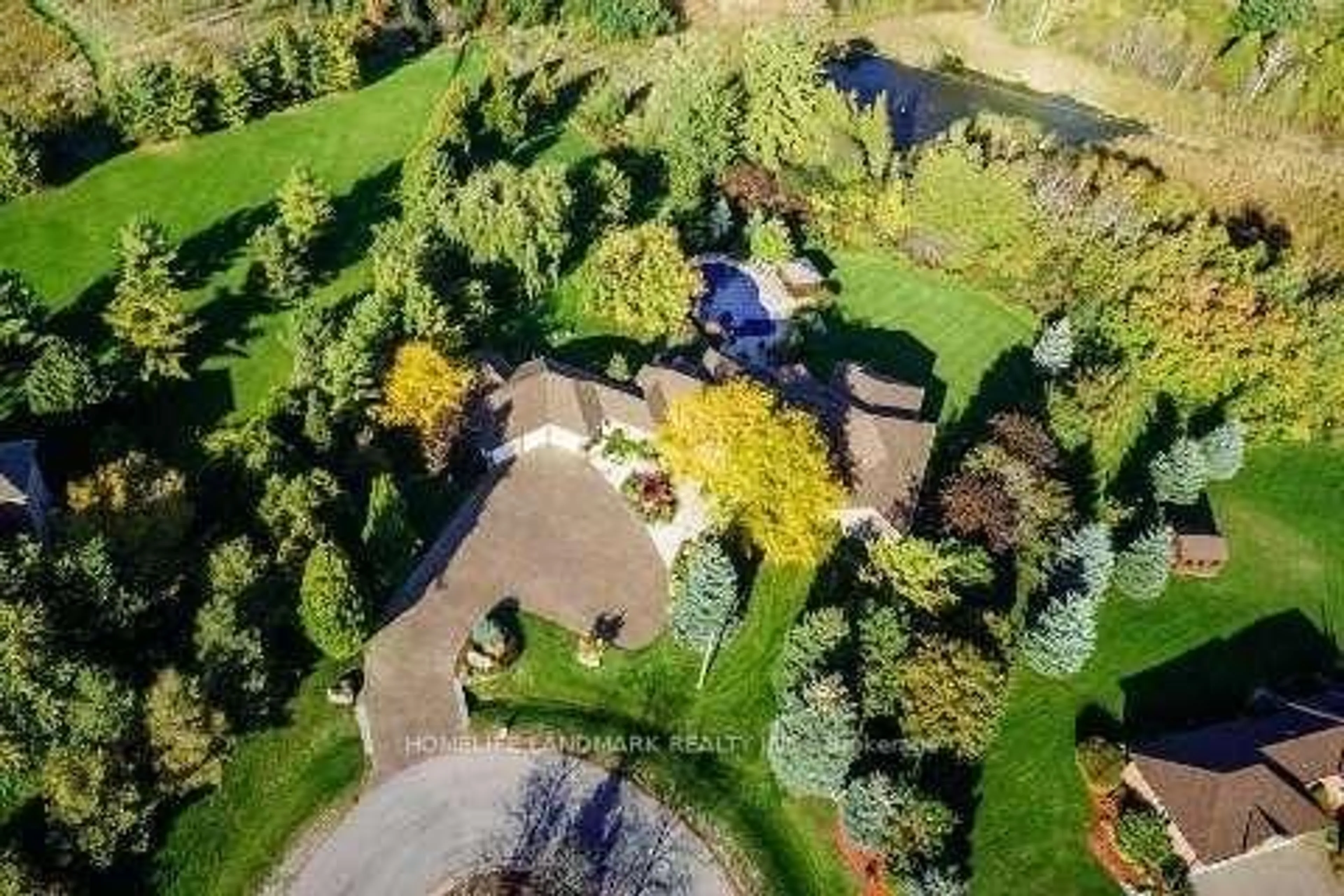 A pic from outside/outdoor area/front of a property/back of a property/a pic from drone, unknown for 113 Offord Cres, Aurora Ontario L4G 0K5