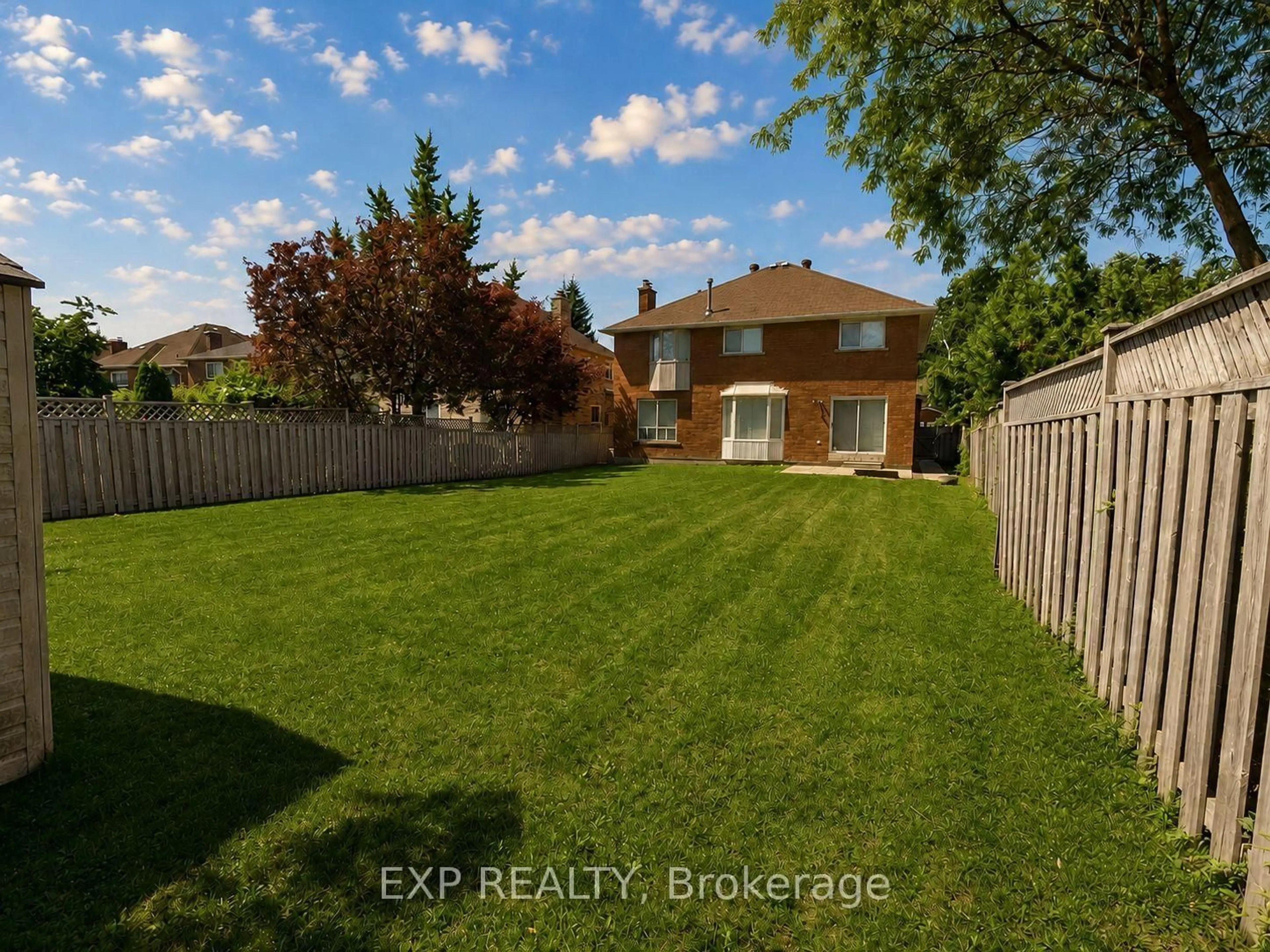 A pic from outside/outdoor area/front of a property/back of a property/a pic from drone, unknown for 17 Heath St, Richmond Hill Ontario L4B 2B6