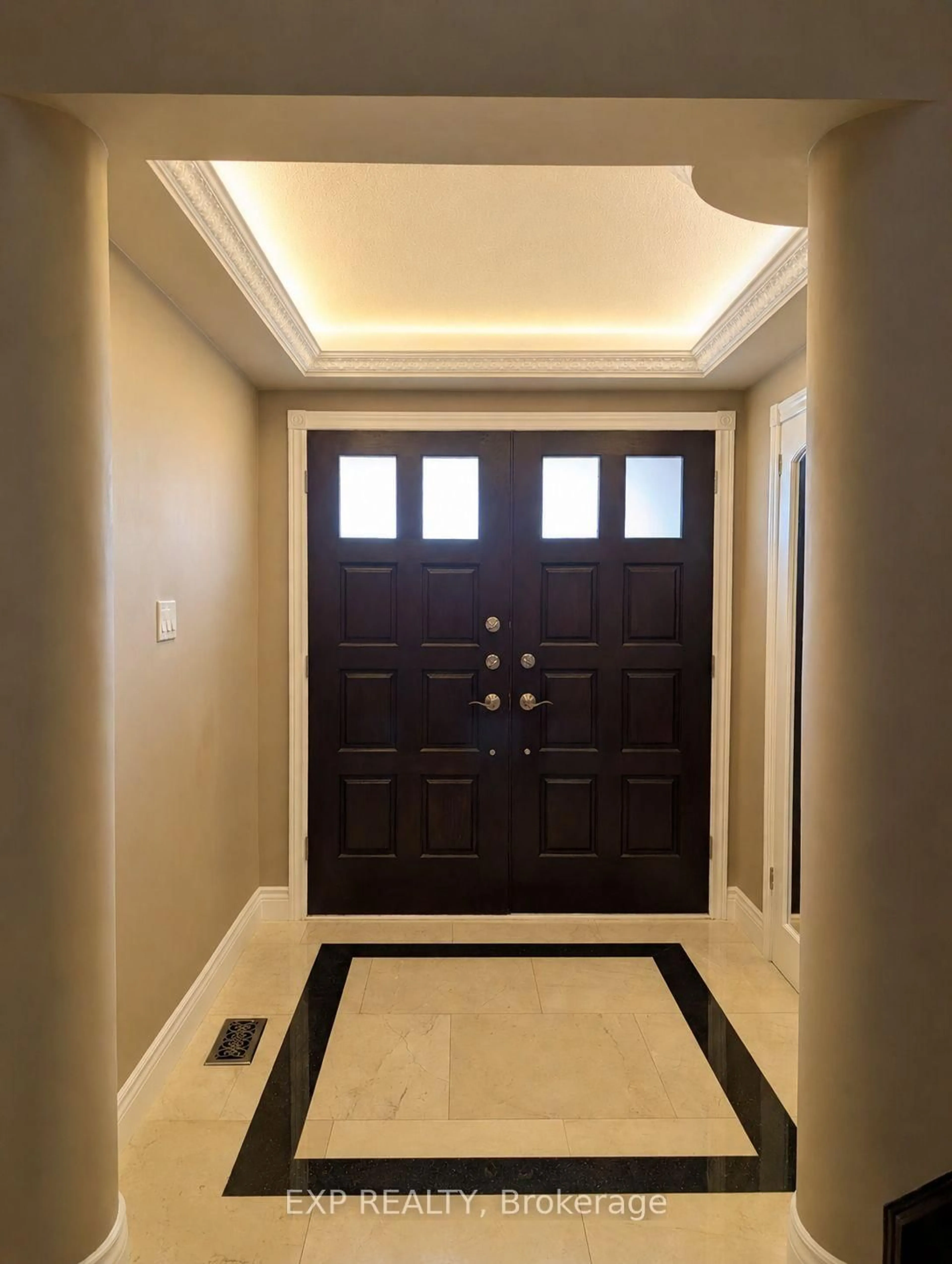 Indoor entryway for 17 Heath St, Richmond Hill Ontario L4B 2B6