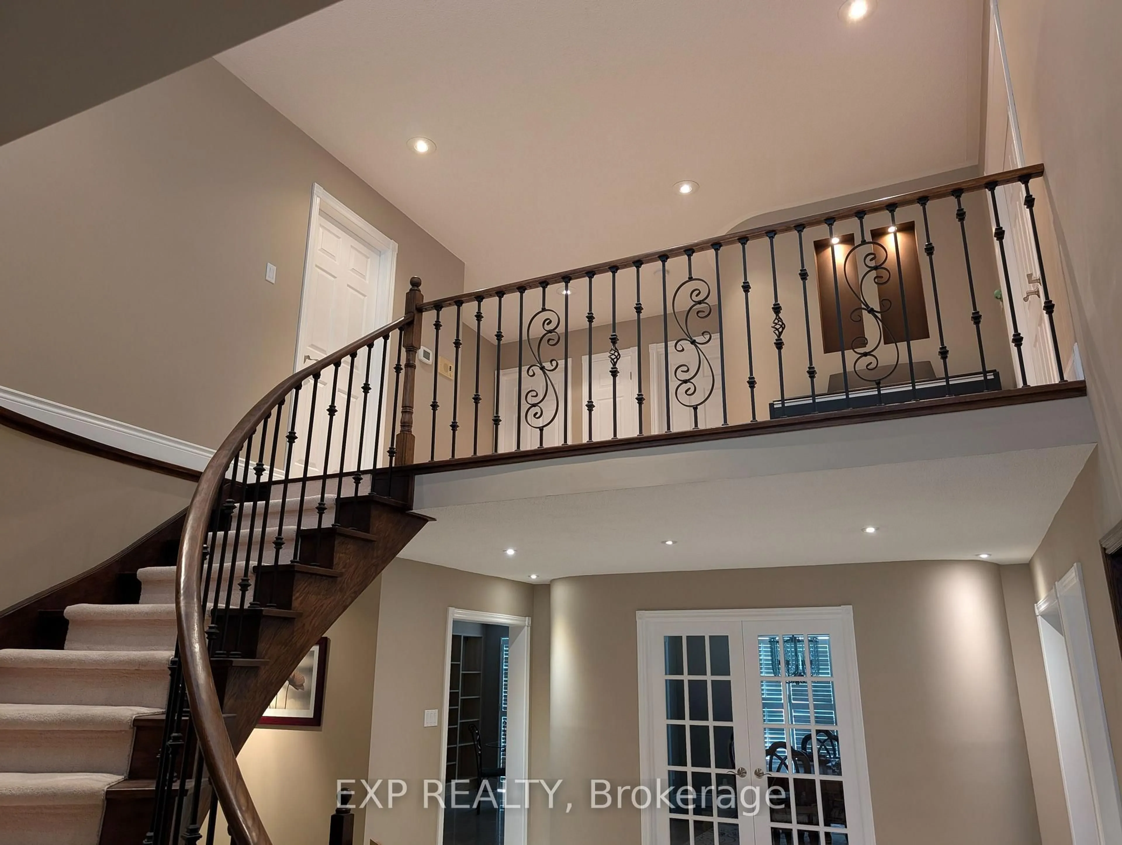 Indoor entryway for 17 Heath St, Richmond Hill Ontario L4B 2B6