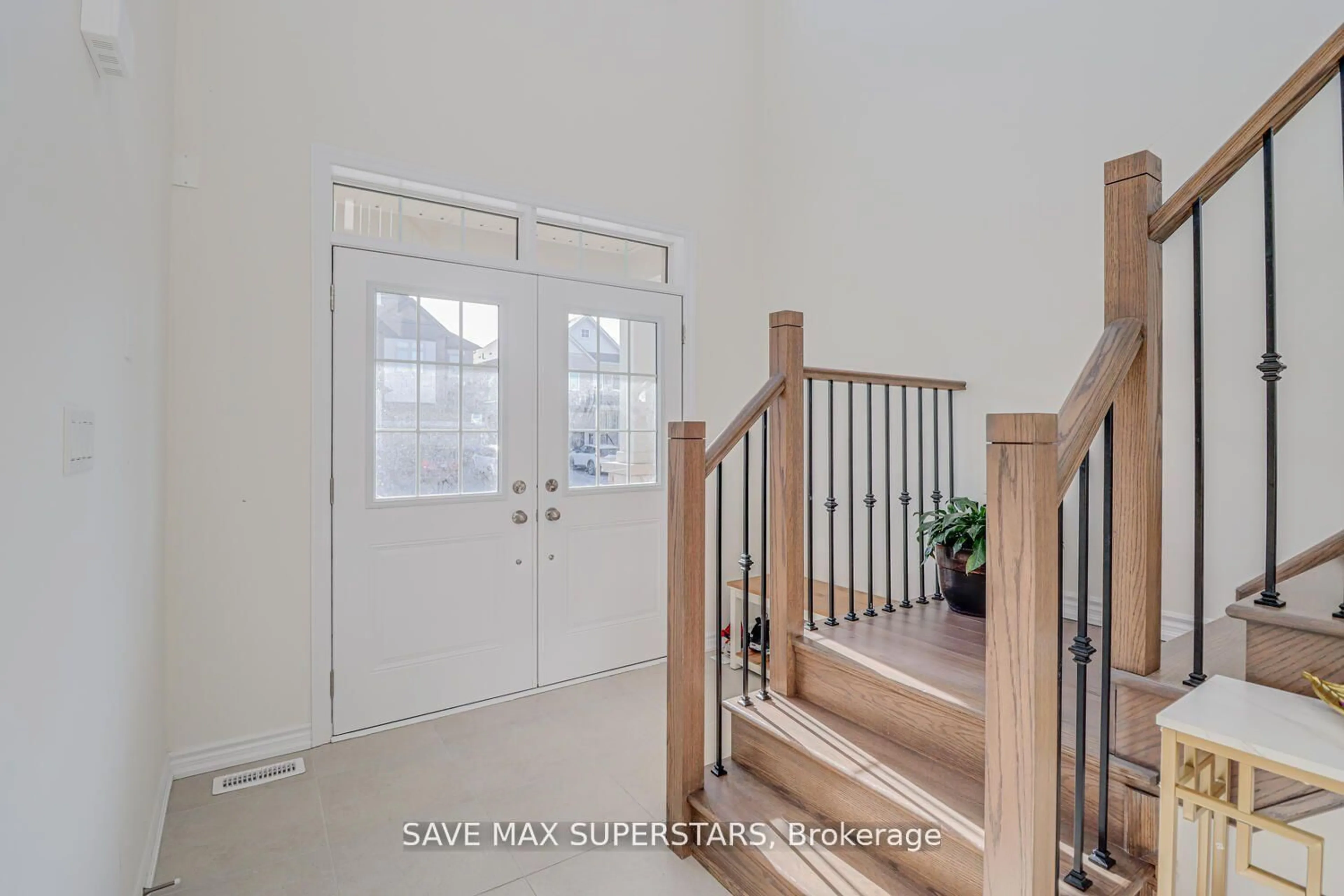Indoor entryway for 1537 Harker St, Innisfil Ontario L9S 0R4