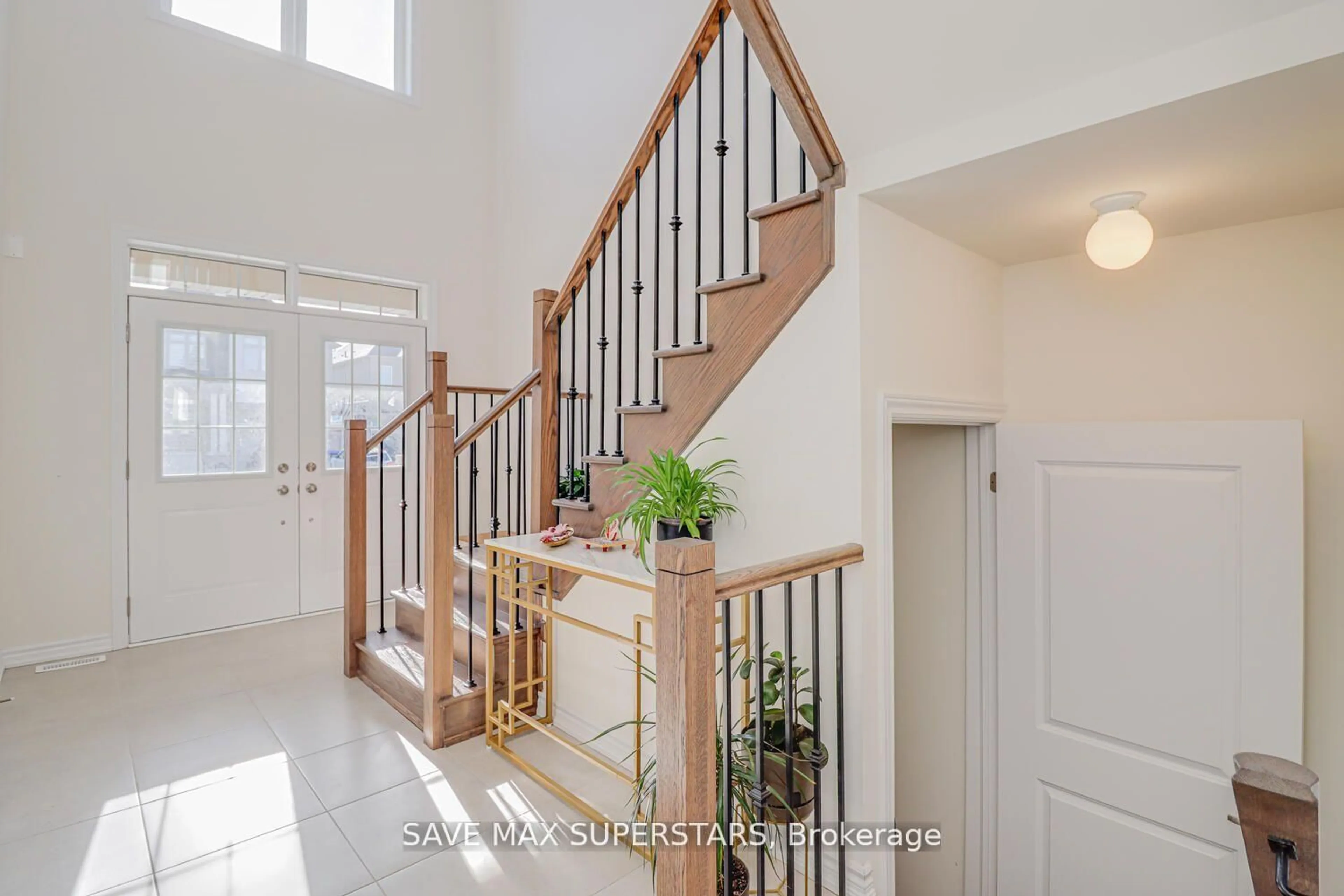 Indoor entryway for 1537 Harker St, Innisfil Ontario L9S 0R4