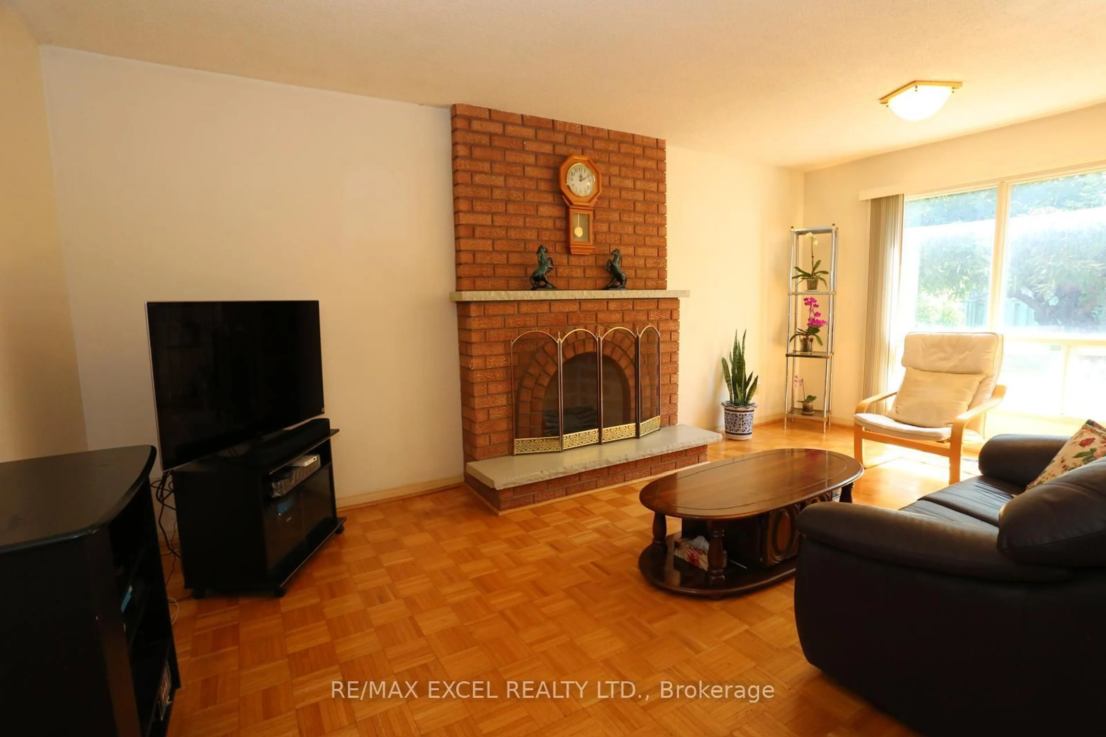Living room with furniture, unknown for 93 Olivewood Dr, Markham Ontario L3S 3E2
