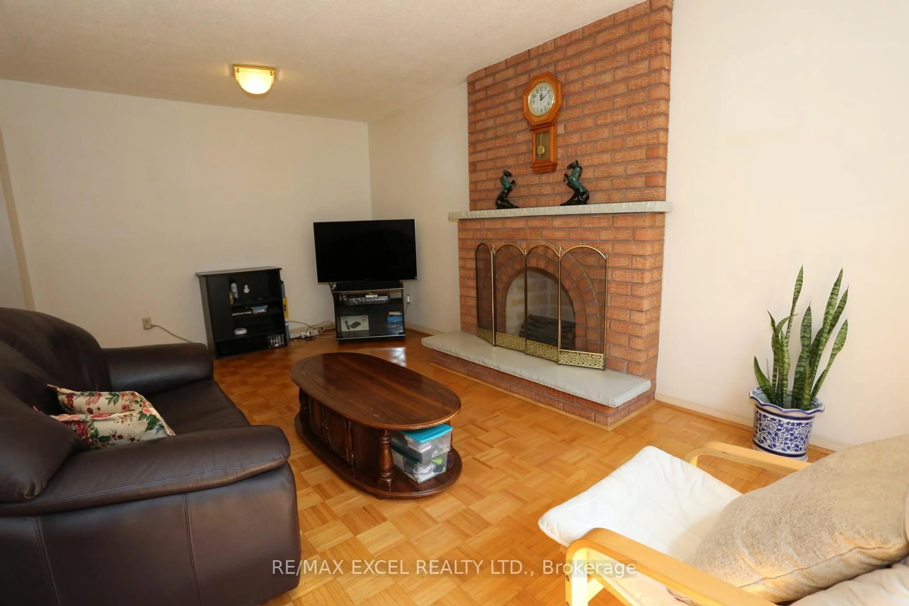 Living room with furniture, unknown for 93 Olivewood Dr, Markham Ontario L3S 3E2