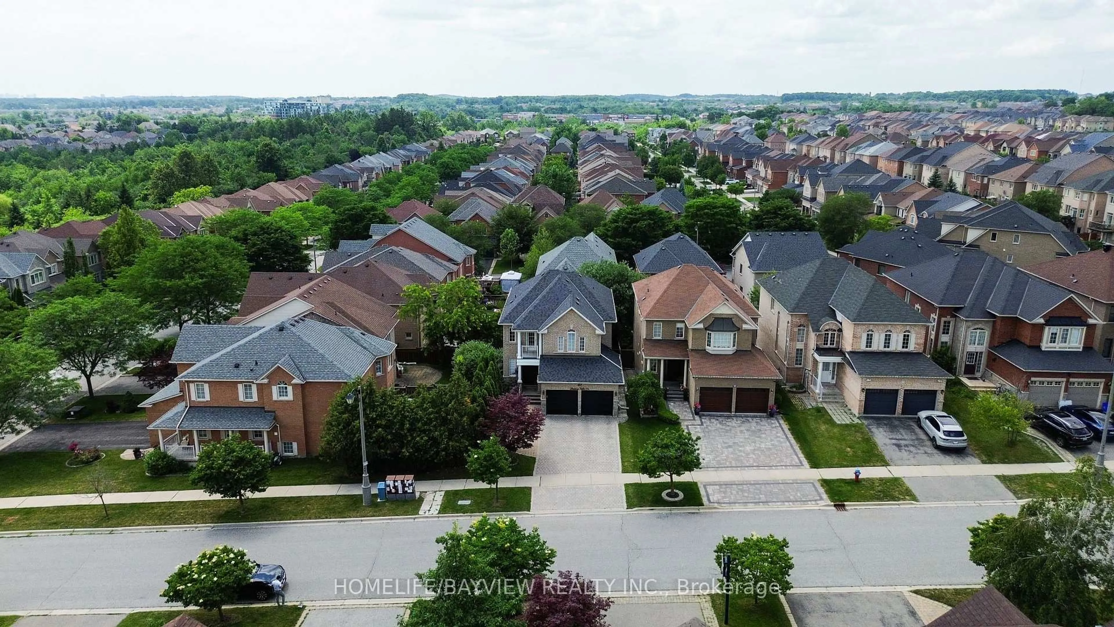 A pic from outside/outdoor area/front of a property/back of a property/a pic from drone, street for 42 Shadow Falls Dr, Richmond Hill Ontario L4E 4J7