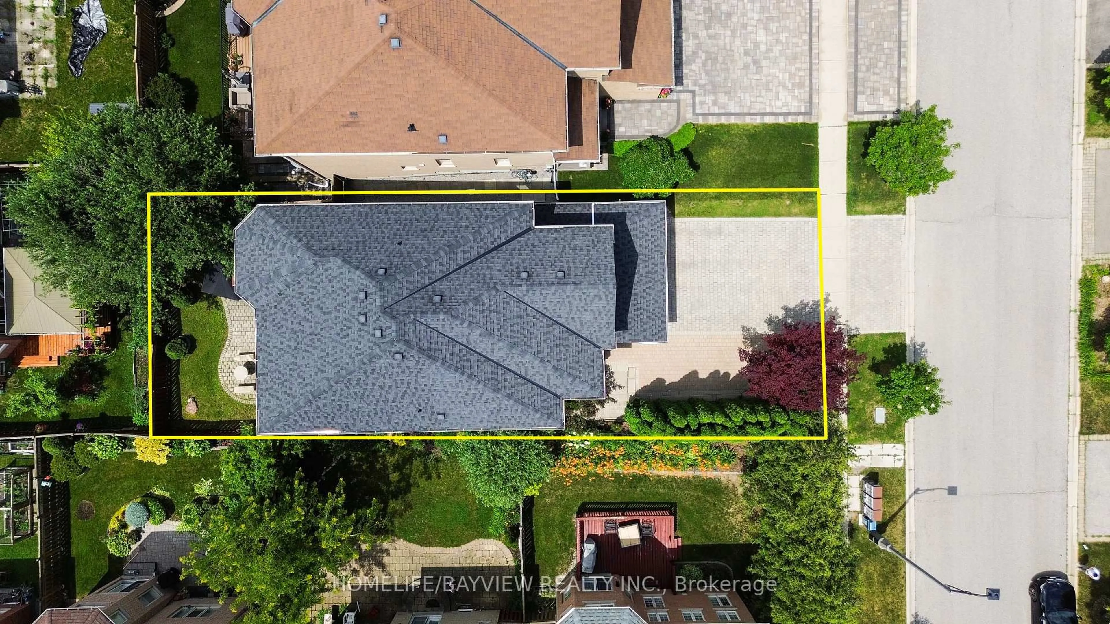 A pic from outside/outdoor area/front of a property/back of a property/a pic from drone, street for 42 Shadow Falls Dr, Richmond Hill Ontario L4E 4J7