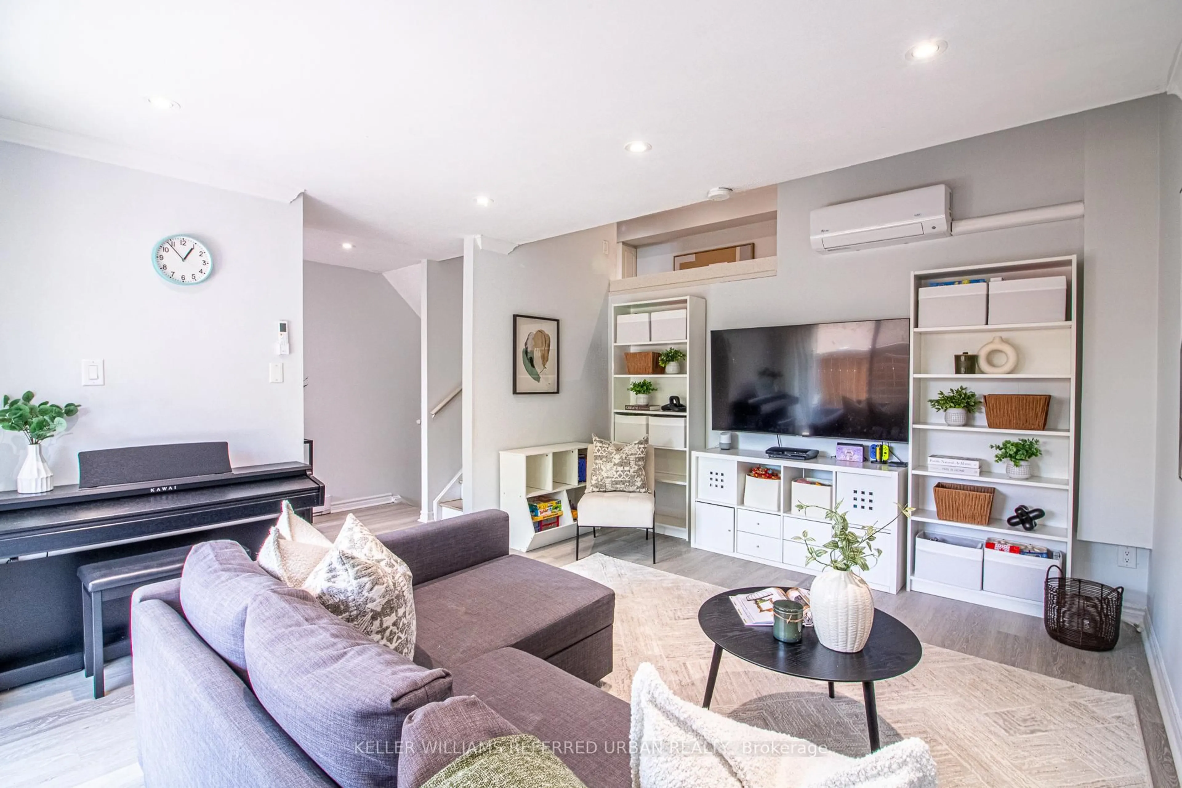 Living room with furniture, unknown for 60 Springfair Ave, Aurora Ontario L4G 3M2