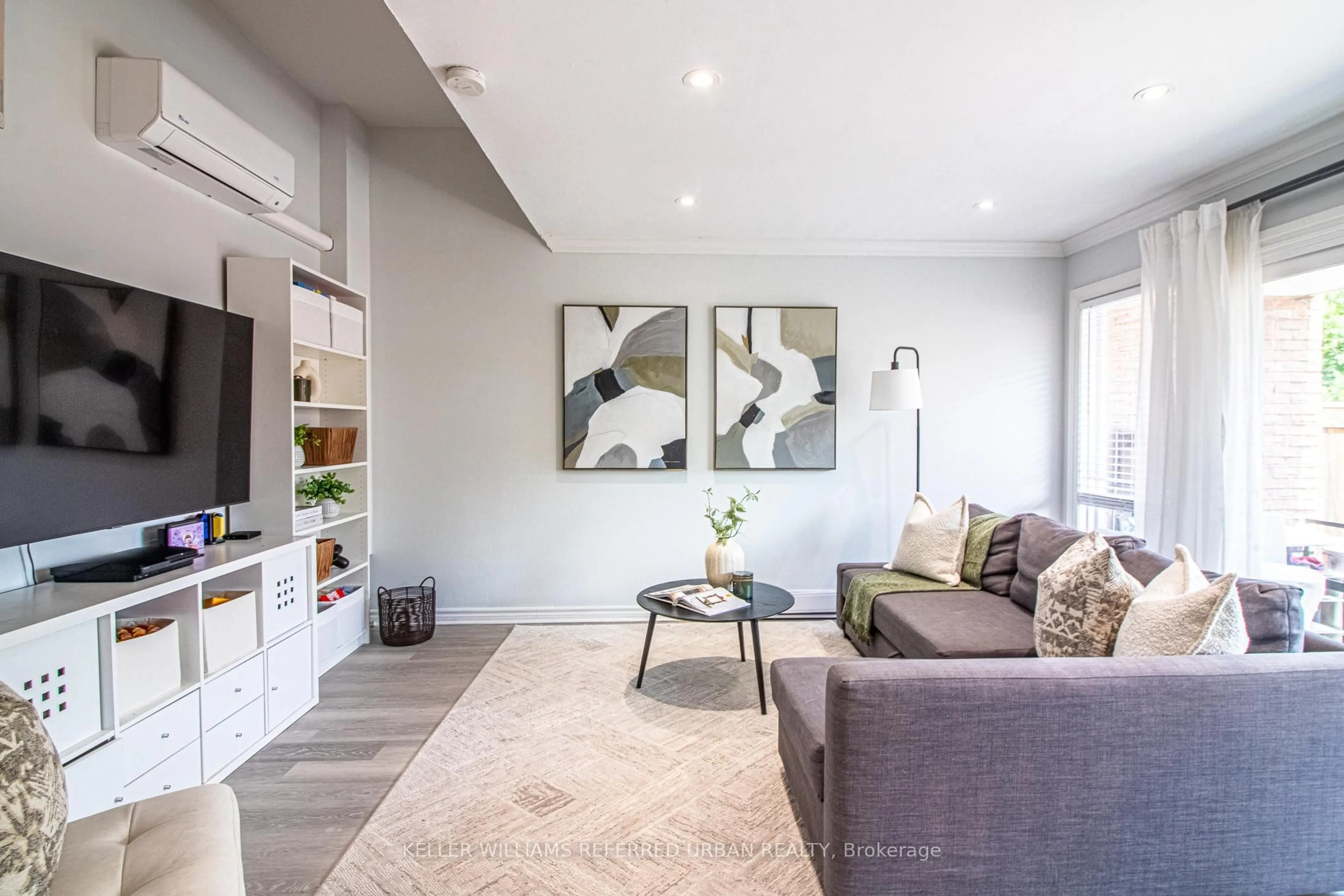 Living room with furniture, unknown for 60 Springfair Ave, Aurora Ontario L4G 3M2