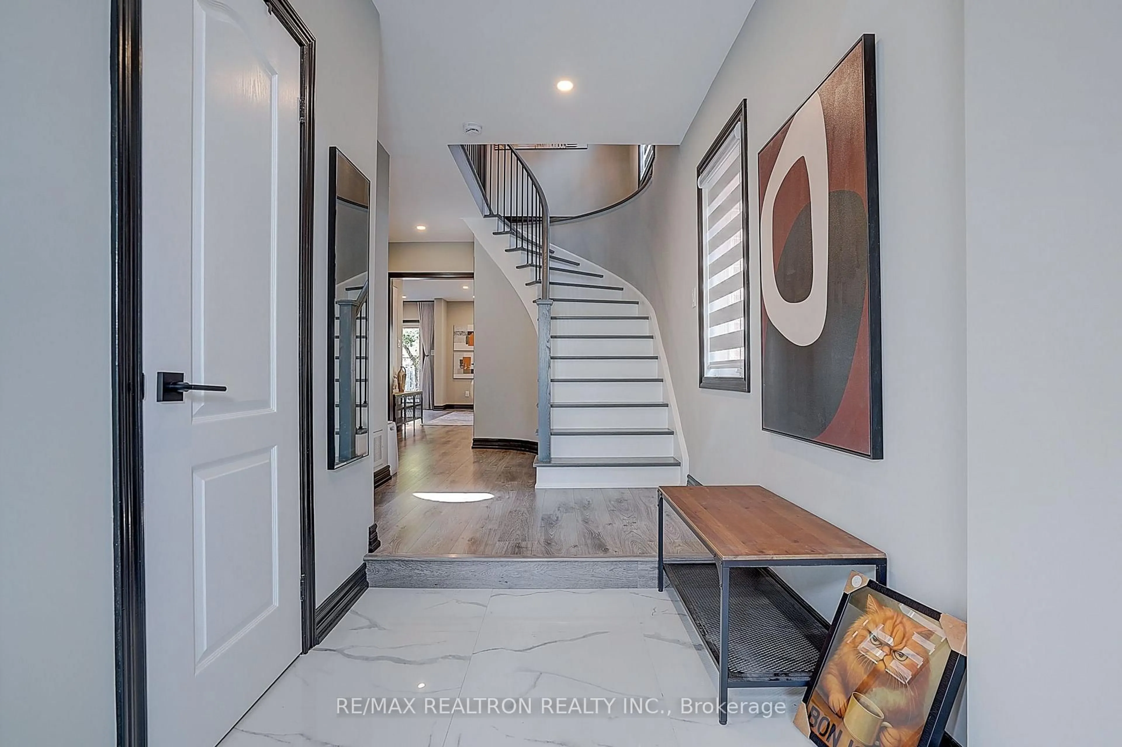 Indoor entryway for 47 Melville St, Richmond Hill Ontario L4B 4J1