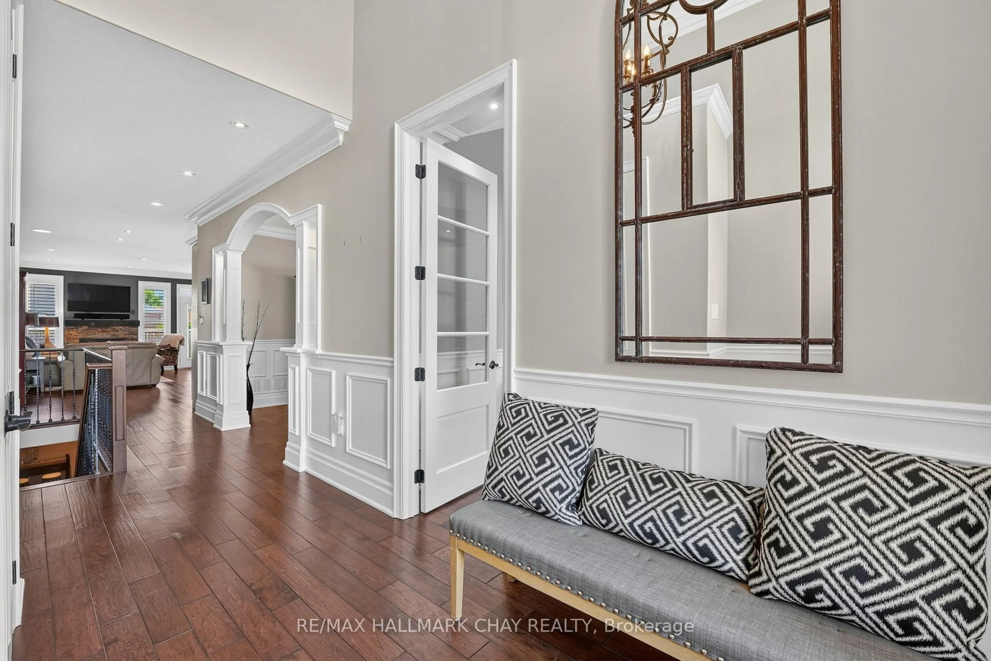 Indoor entryway for 1724 Angus St, Innisfil Ontario L9S 4W9