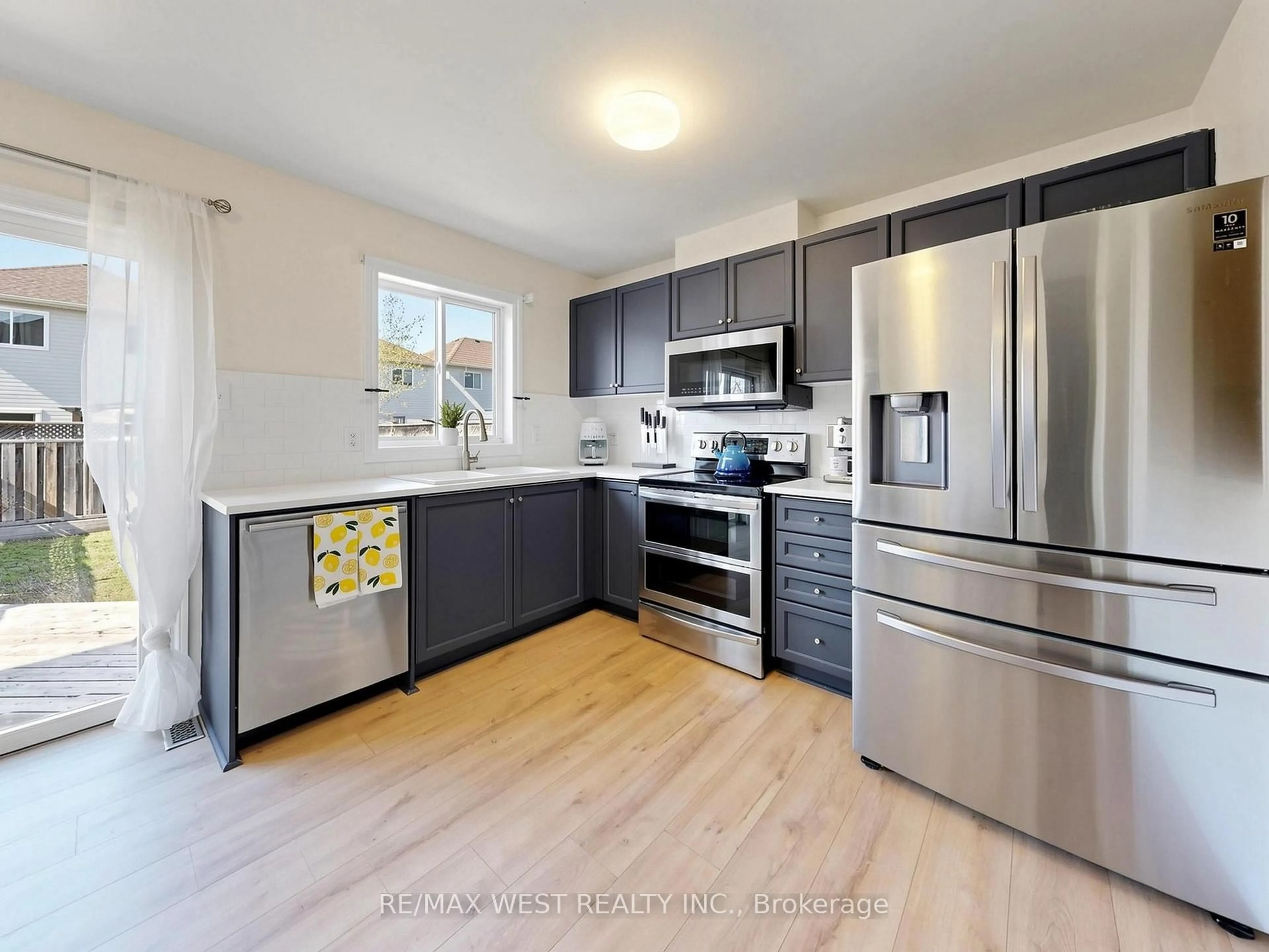 Open concept kitchen, unknown for 195 Banting Cres, Essa Ontario L0M 1B6