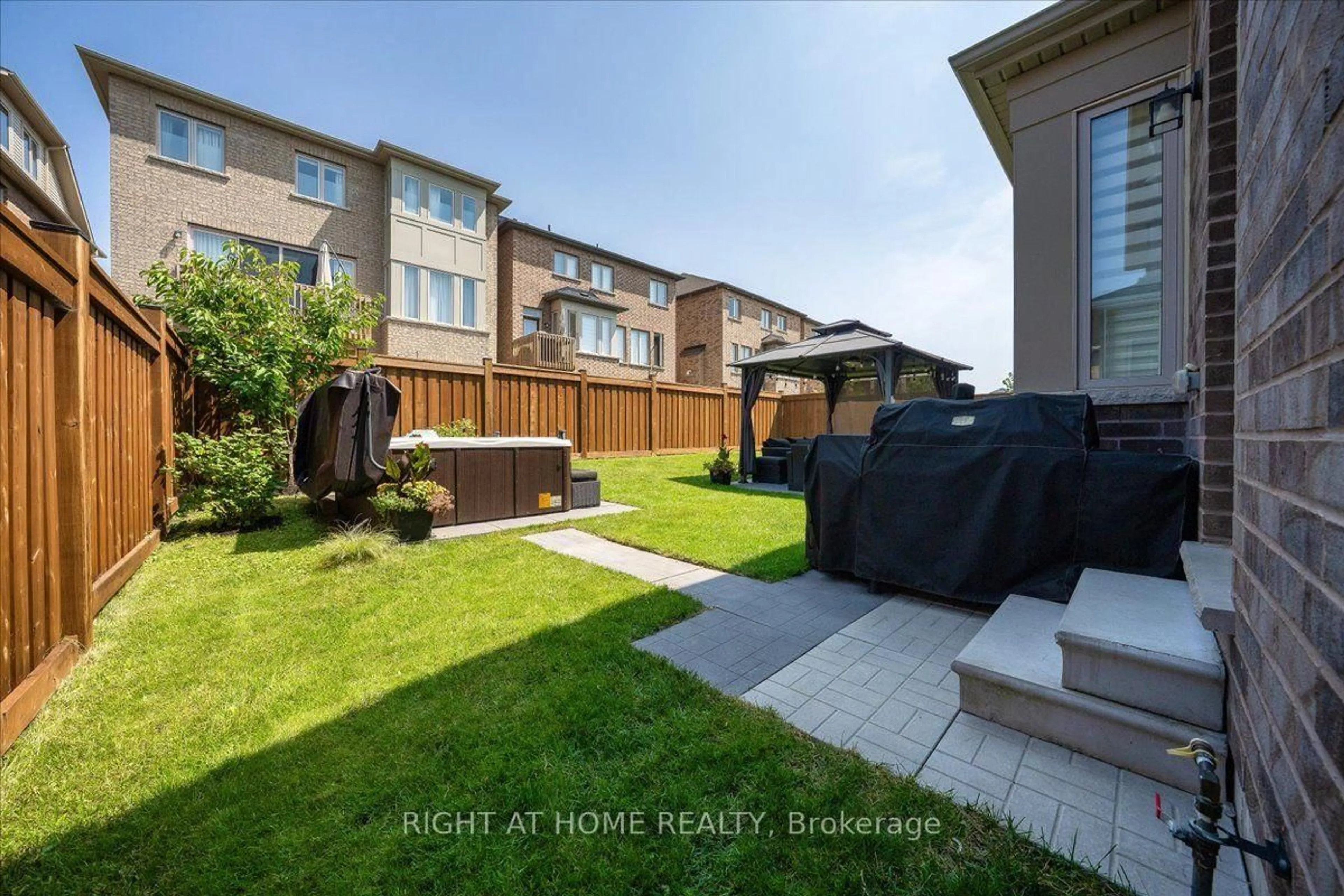A pic from outside/outdoor area/front of a property/back of a property/a pic from drone, street for 75 Watershed Gate, East Gwillimbury Ontario L9N 0Y1