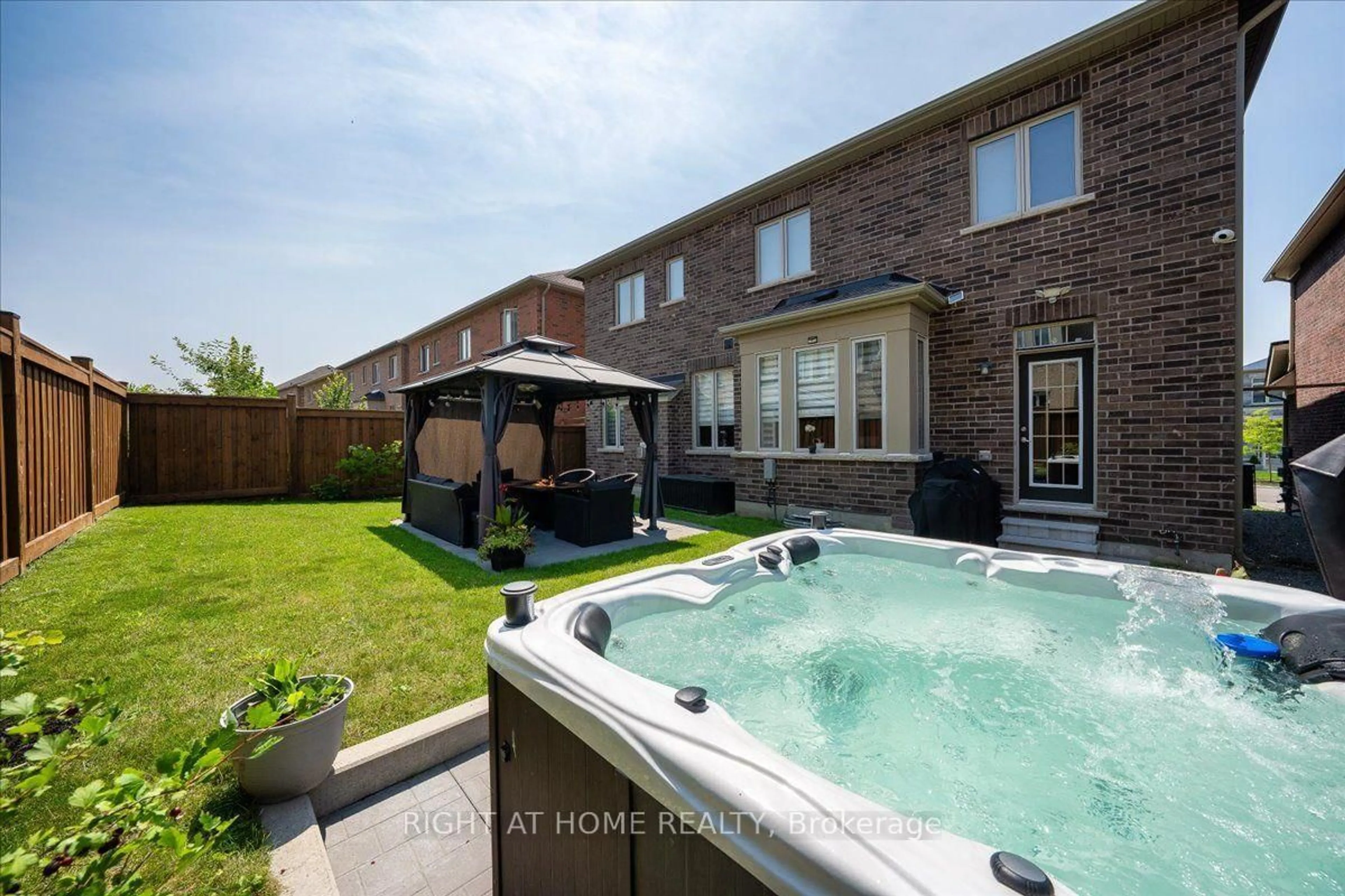 A pic from outside/outdoor area/front of a property/back of a property/a pic from drone, street for 75 Watershed Gate, East Gwillimbury Ontario L9N 0Y1