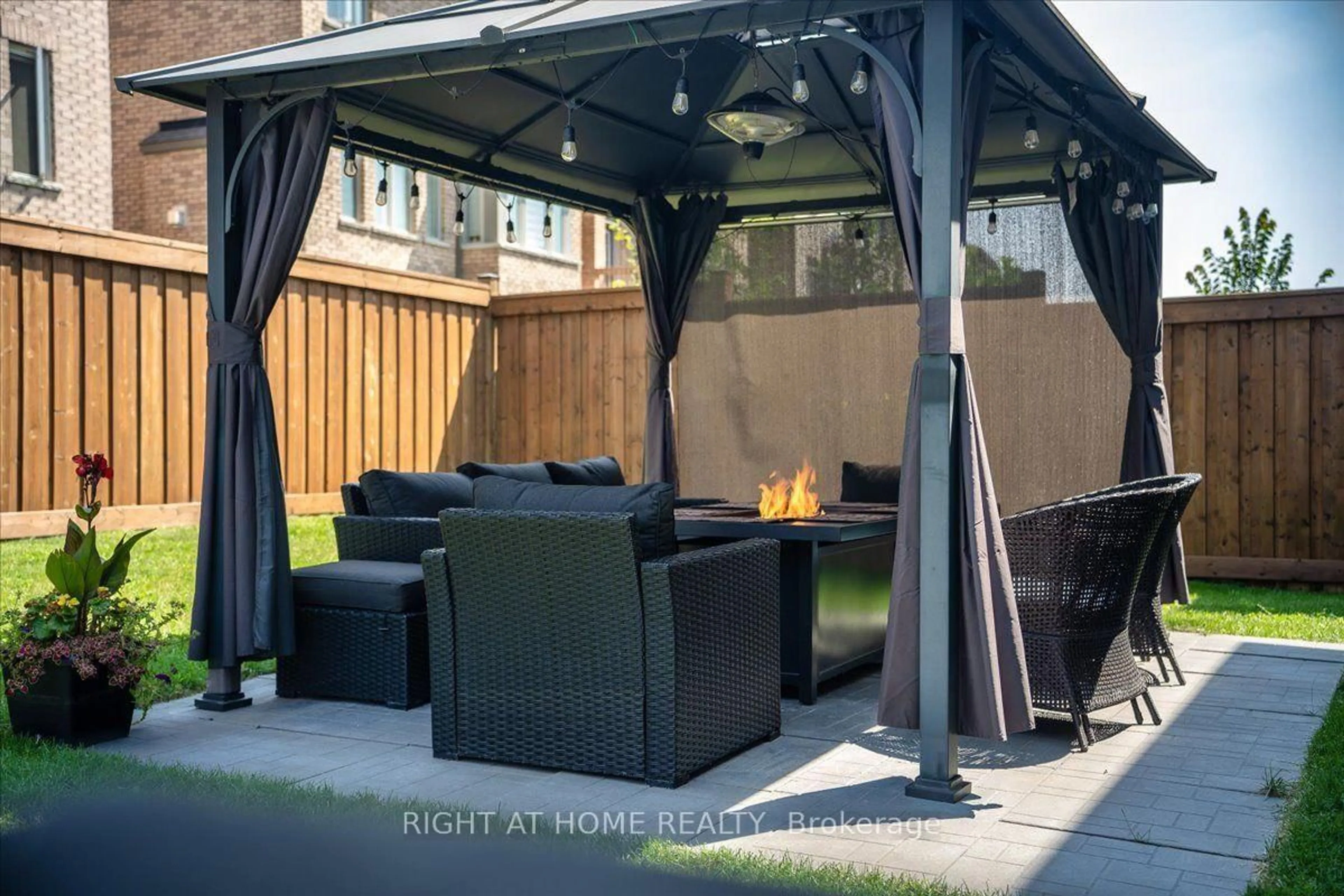 Patio, street for 75 Watershed Gate, East Gwillimbury Ontario L9N 0Y1