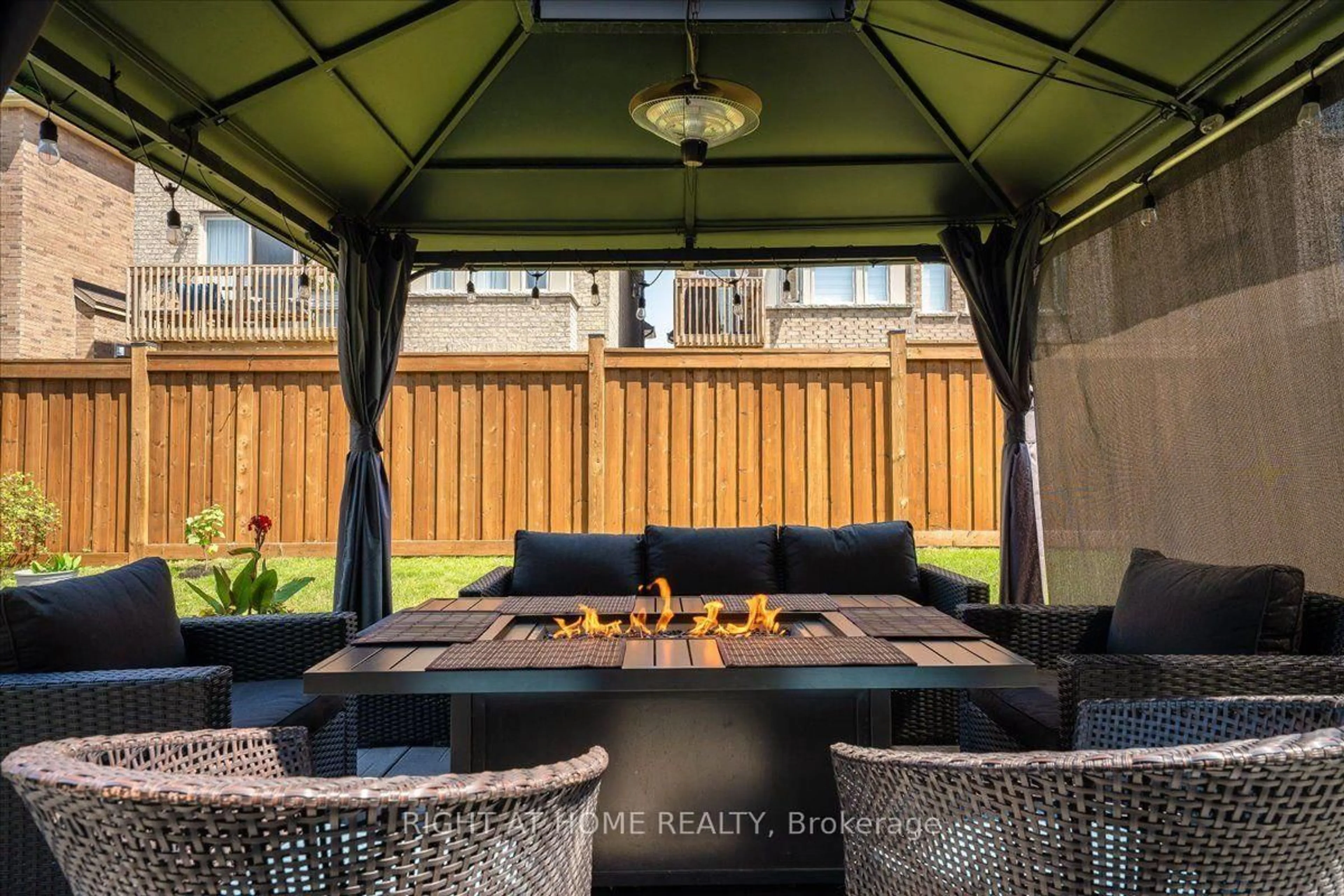 Patio, street for 75 Watershed Gate, East Gwillimbury Ontario L9N 0Y1
