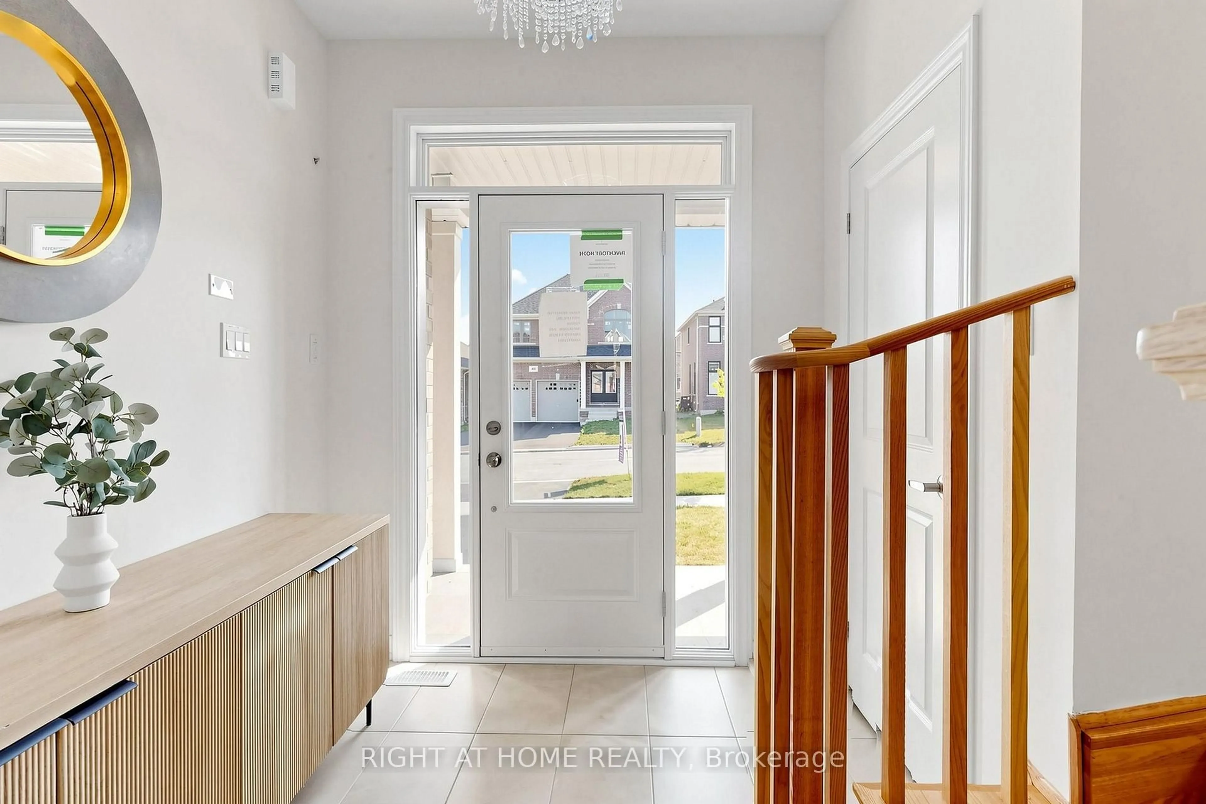 Indoor entryway for 40 Ainslie Hill Cres, Georgina Ontario L0E 1R0