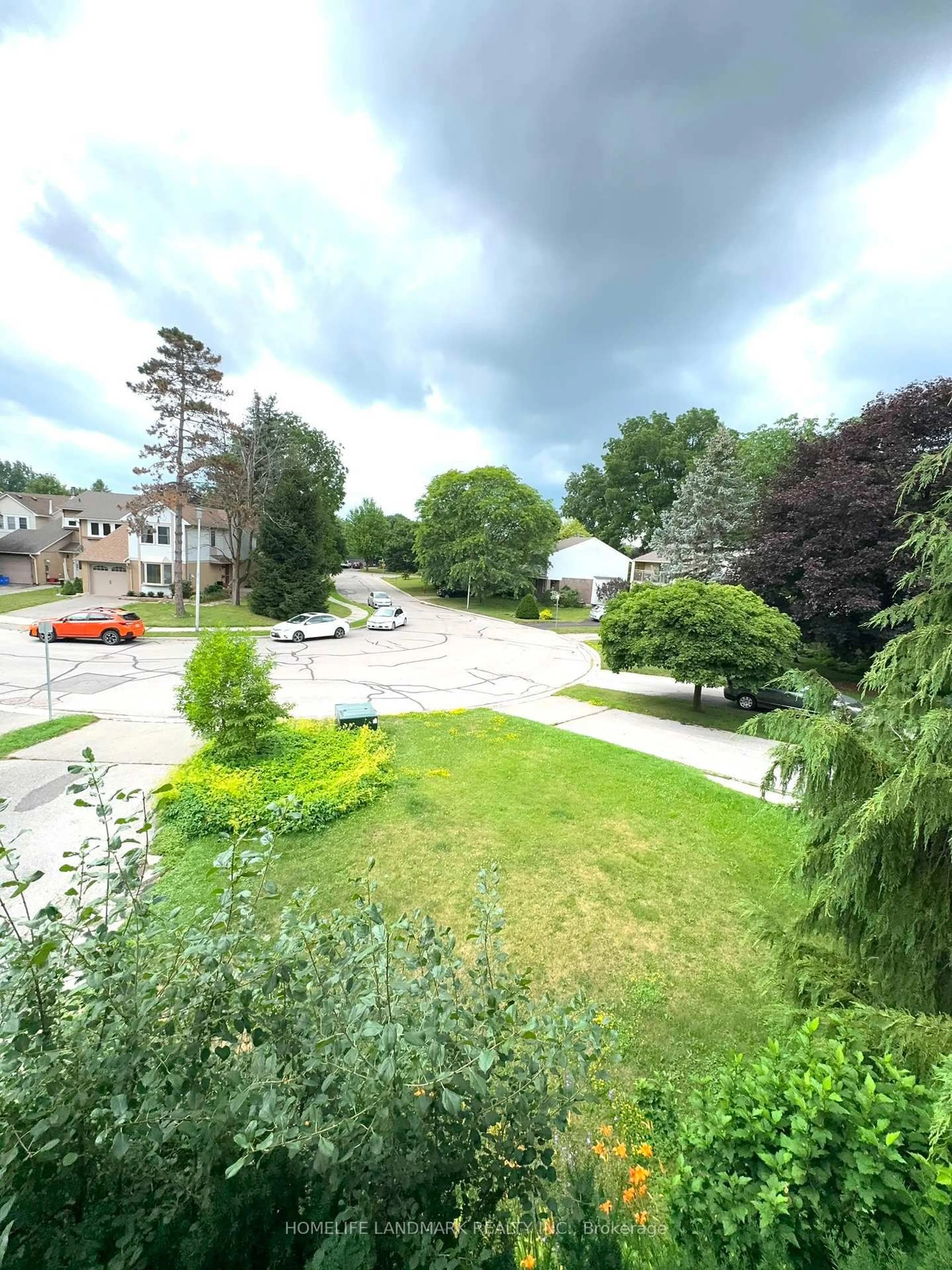 A pic from outside/outdoor area/front of a property/back of a property/a pic from drone, street for 45 Sandusky Cres, Aurora Ontario L4G 3N3