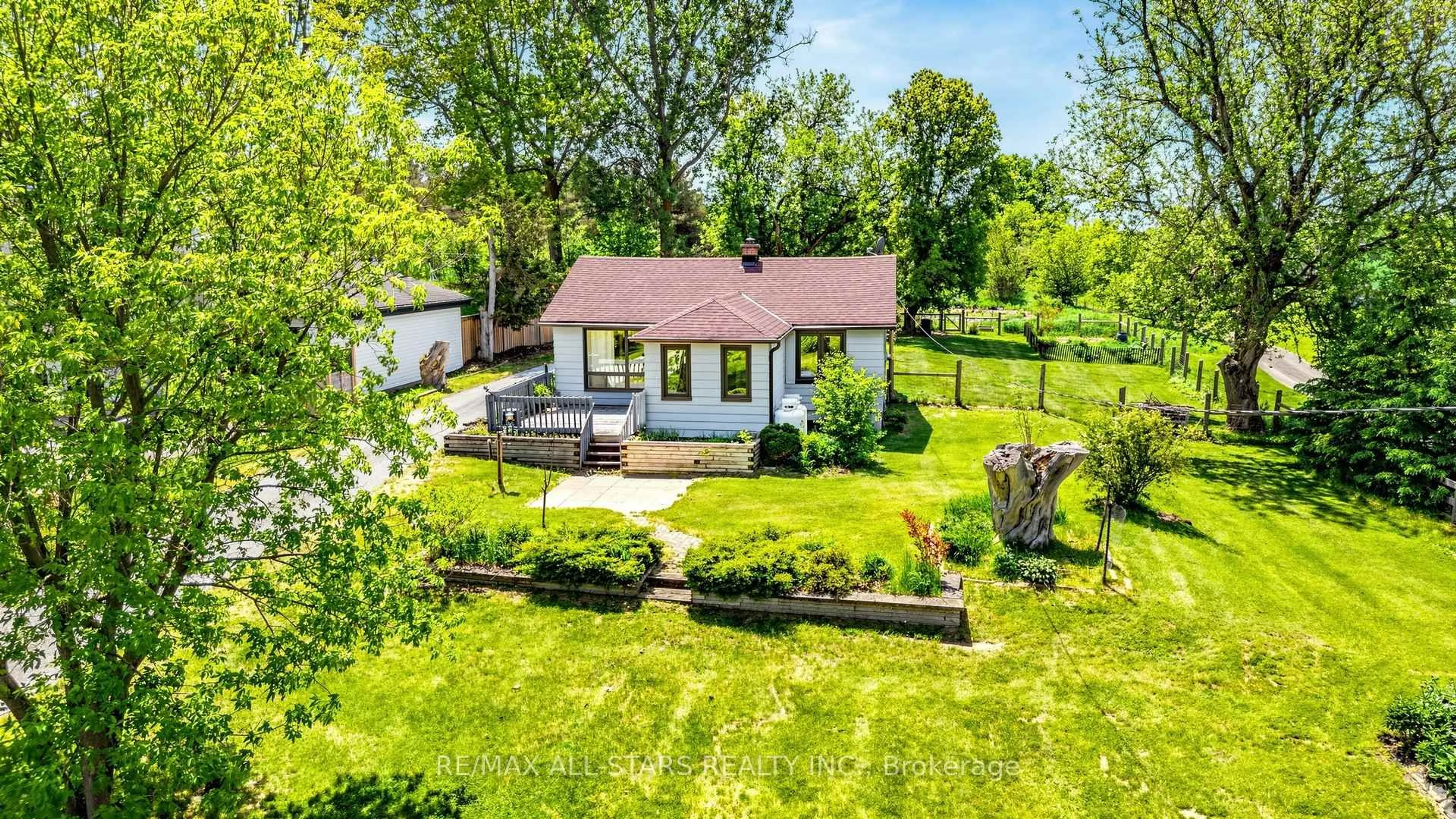 A pic from outside/outdoor area/front of a property/back of a property/a pic from drone, street for 5500 Highway 47, Uxbridge Ontario L9P 1R1