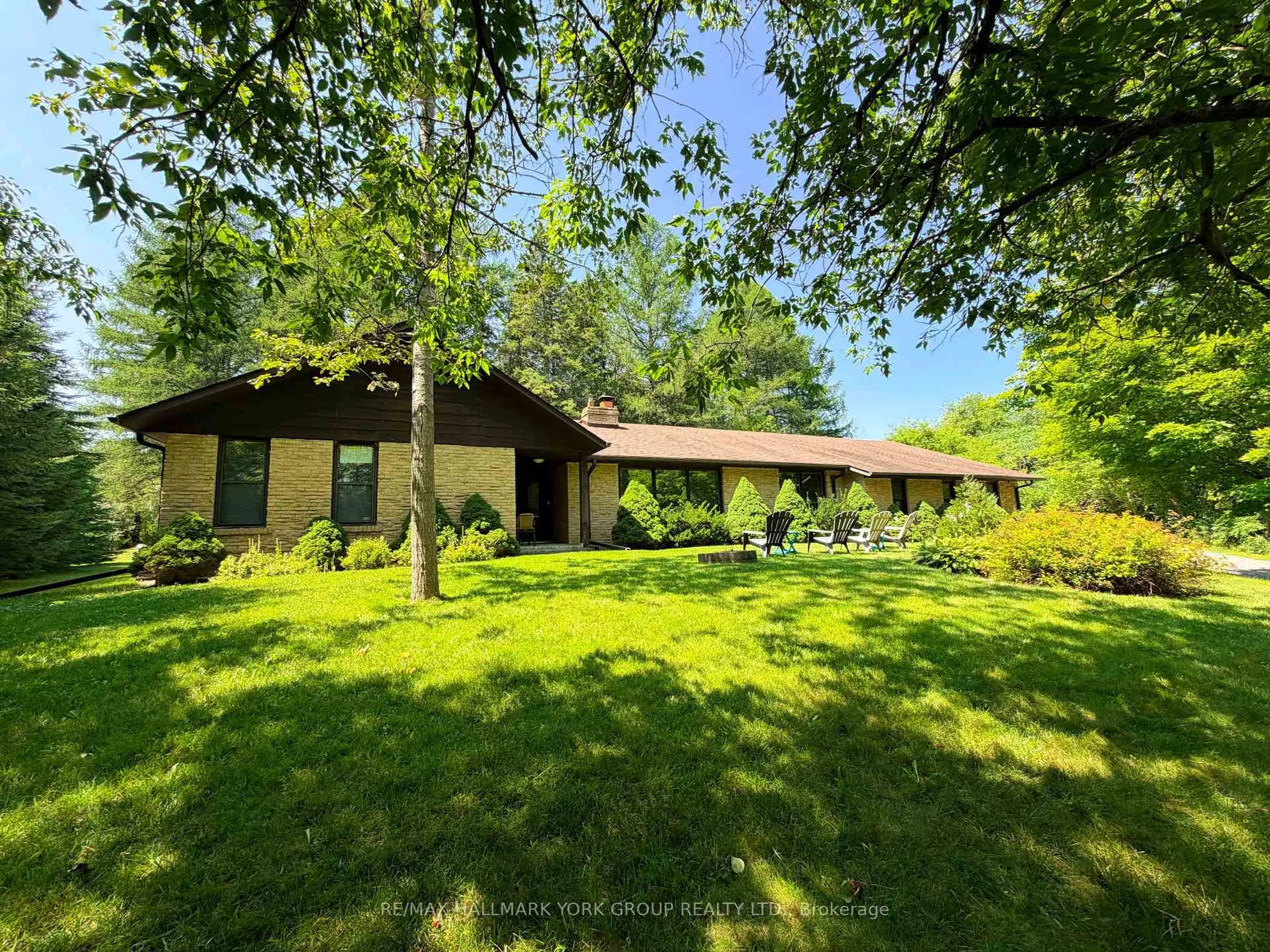 A pic from outside/outdoor area/front of a property/back of a property/a pic from drone, unknown for 570 Kettleby Rd, King Ontario L7B 0C9