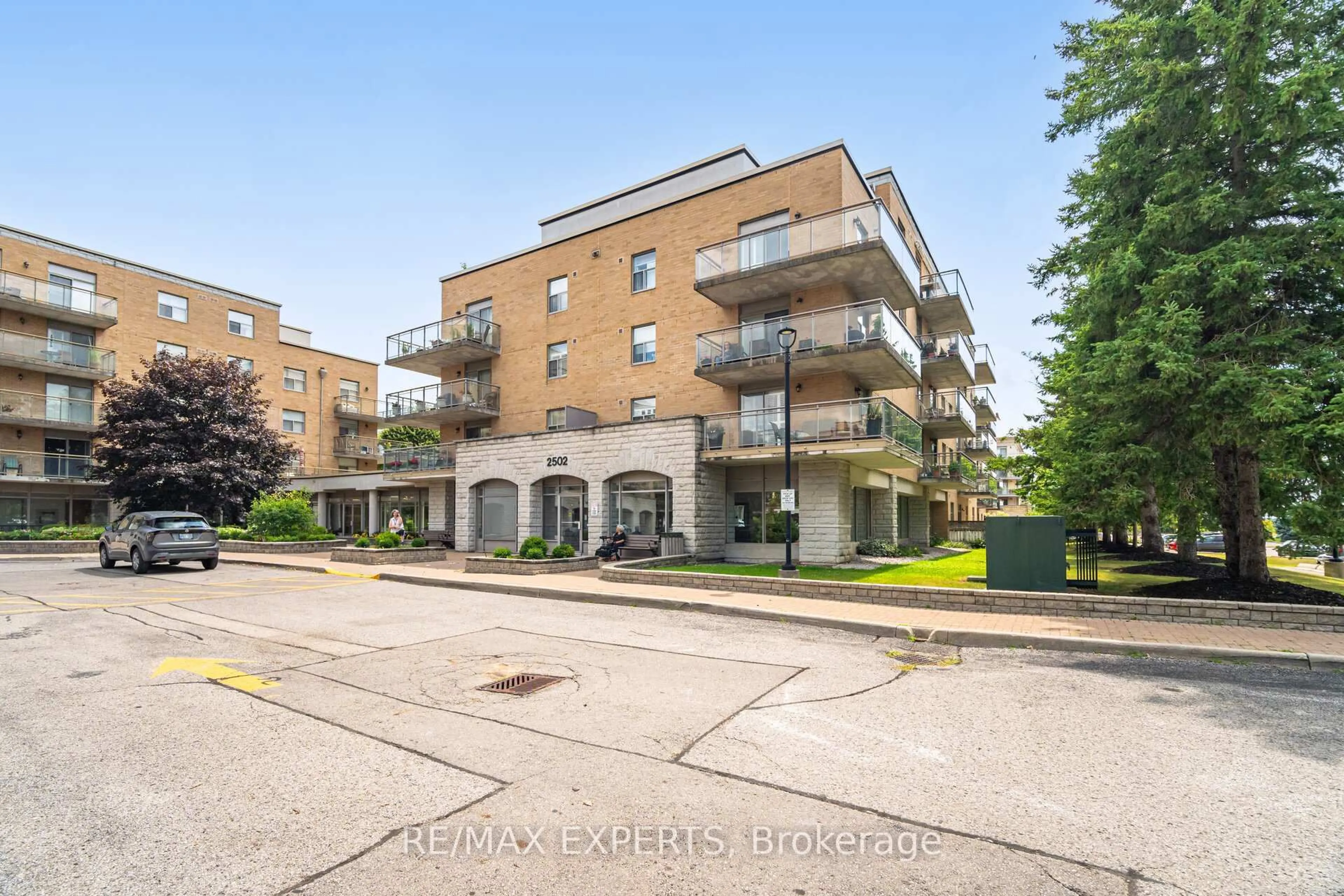 Patio, street for 2502 Rutherford Rd #216, Vaughan Ontario L4K 5N6