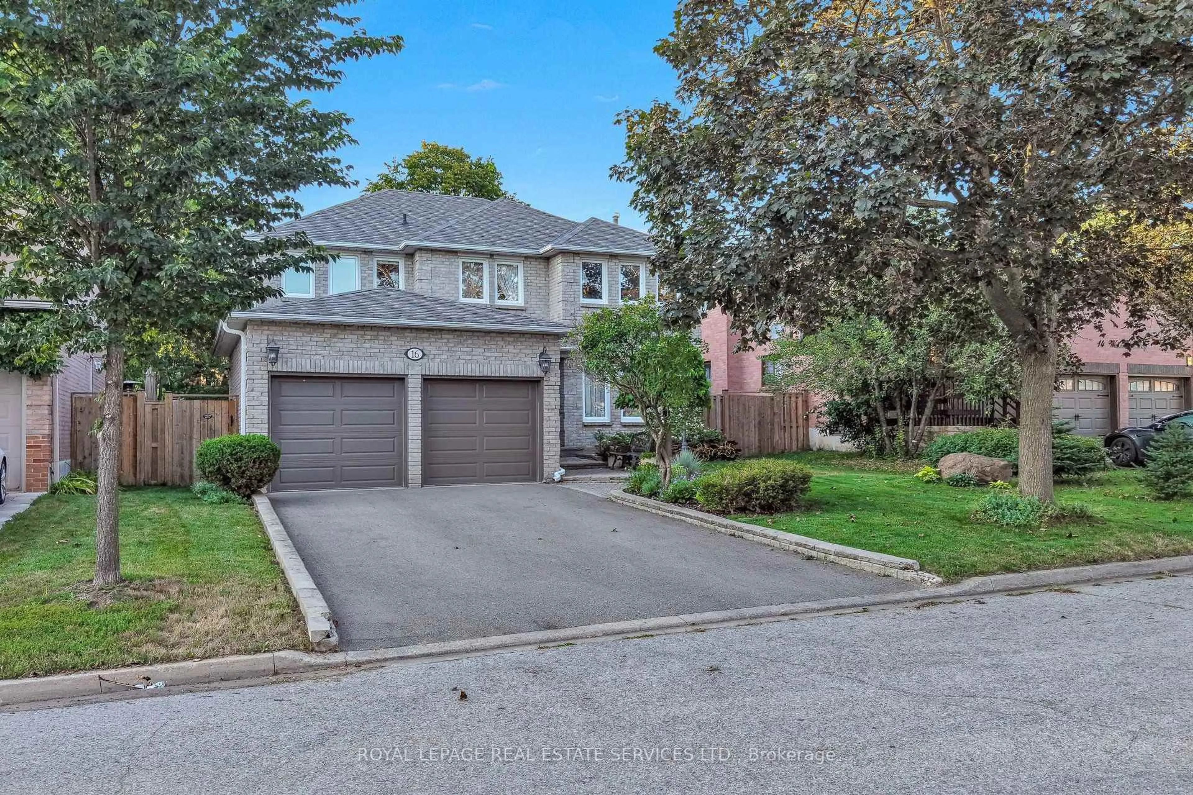 A pic from outside/outdoor area/front of a property/back of a property/a pic from drone, street for 16 Waterhouse Way, Richmond Hill Ontario L4C 9H7