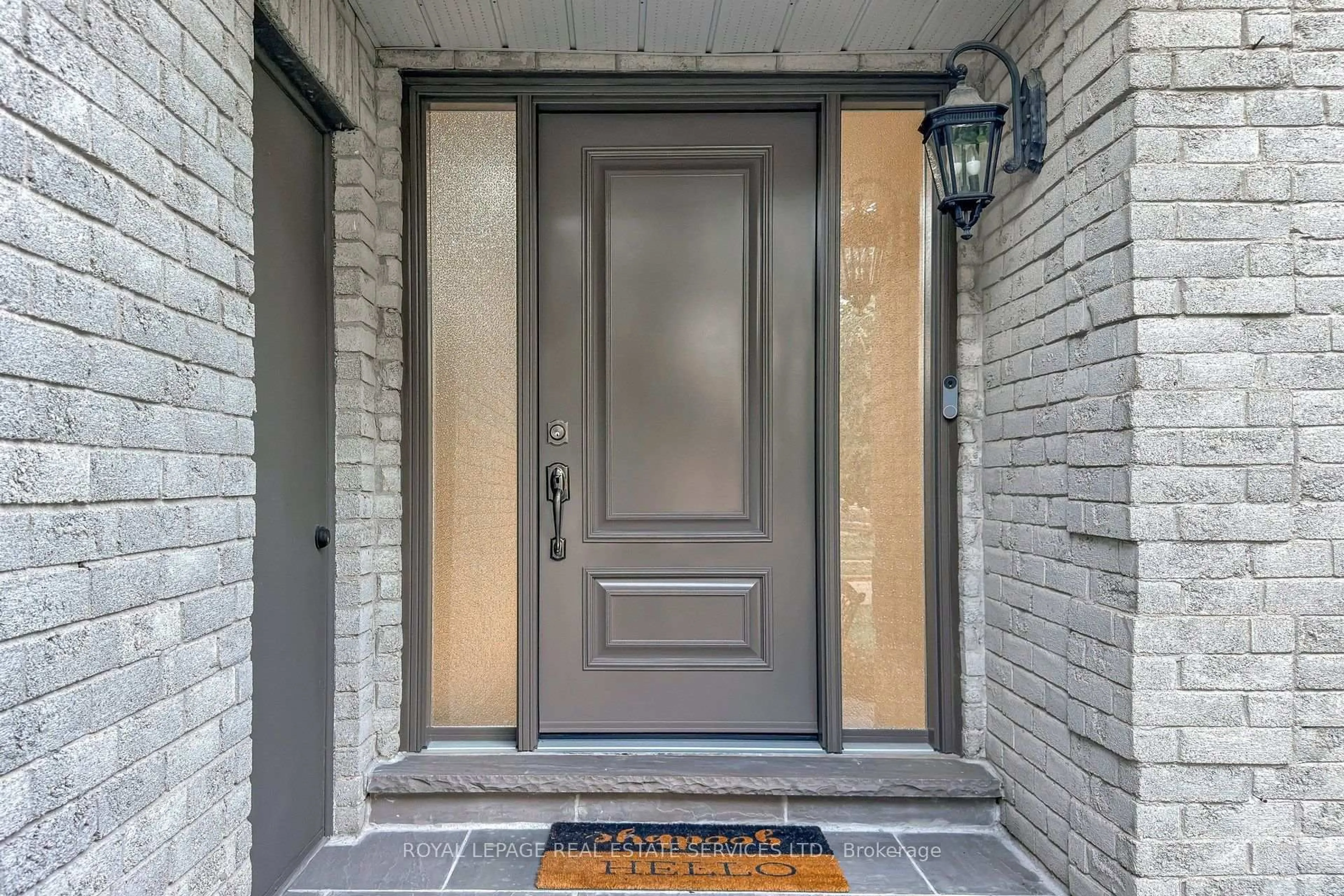 Indoor entryway for 16 Waterhouse Way, Richmond Hill Ontario L4C 9H7
