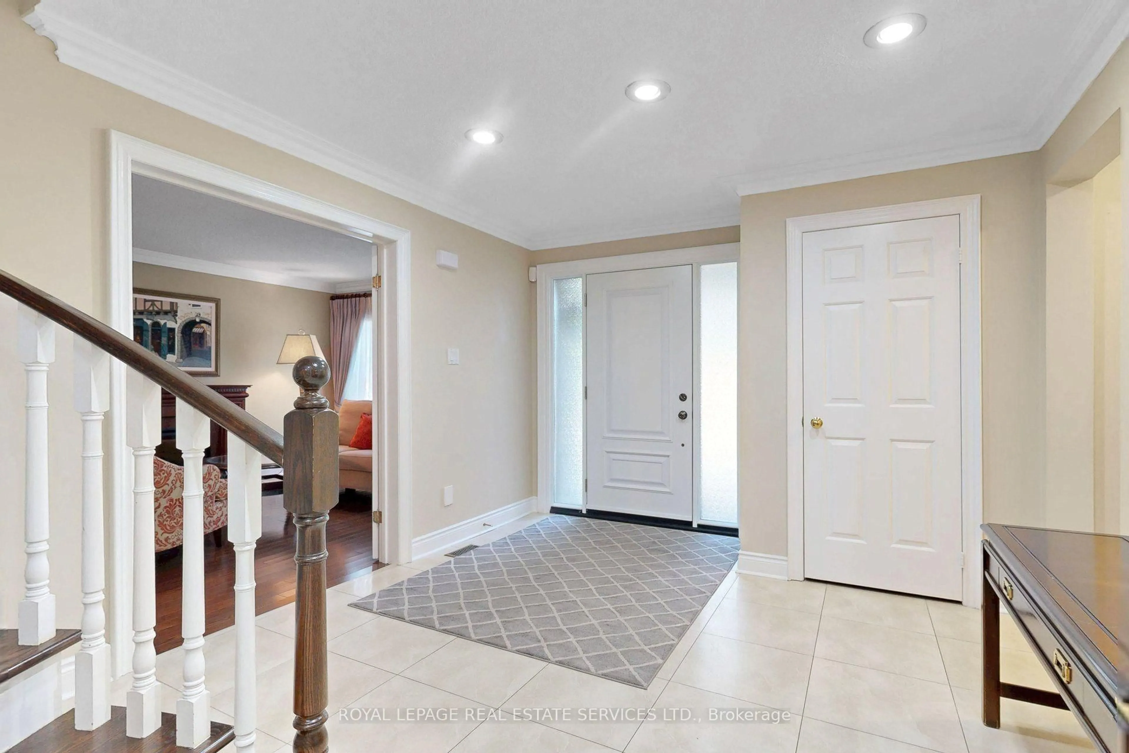 Indoor entryway for 16 Waterhouse Way, Richmond Hill Ontario L4C 9H7