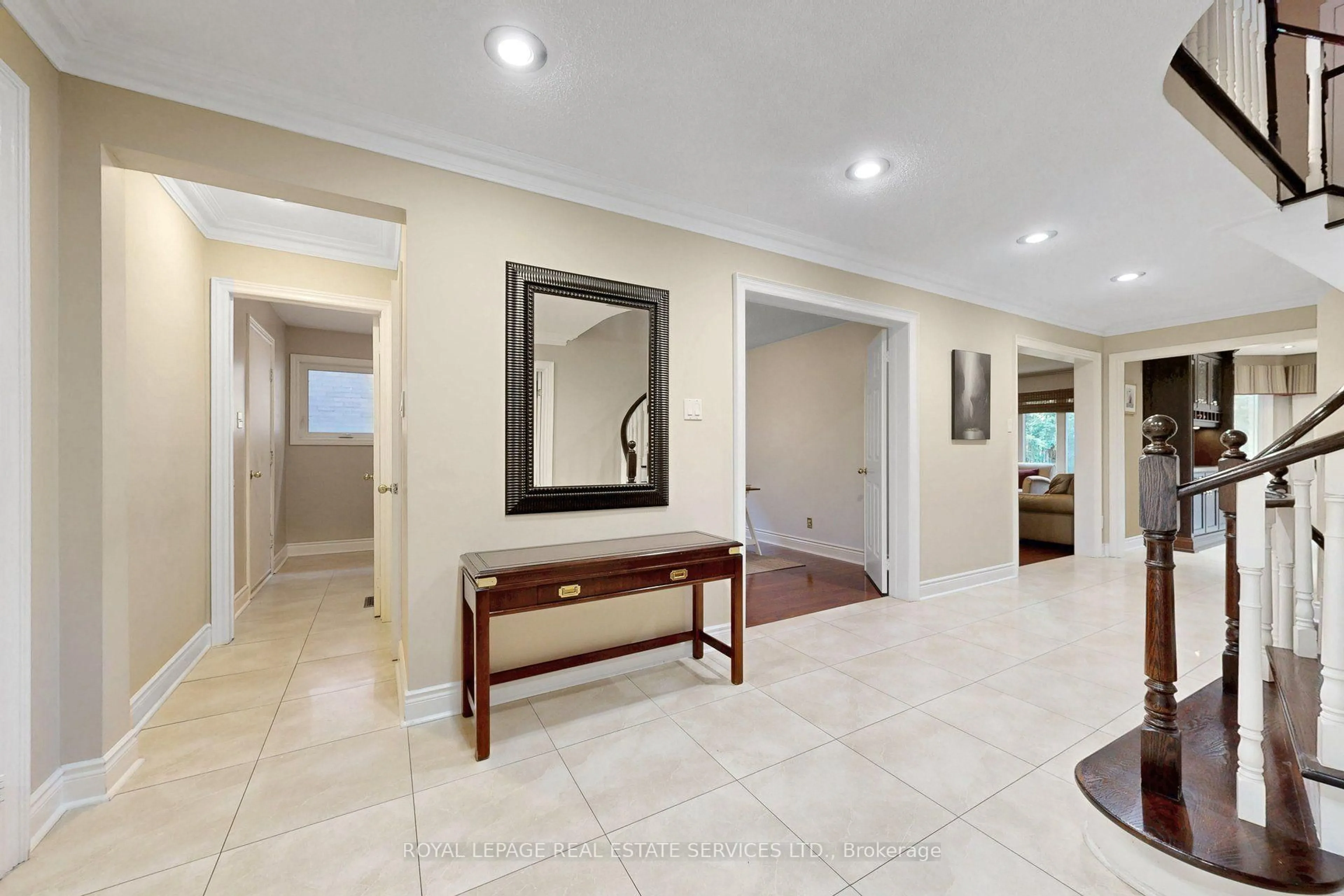 Indoor entryway for 16 Waterhouse Way, Richmond Hill Ontario L4C 9H7