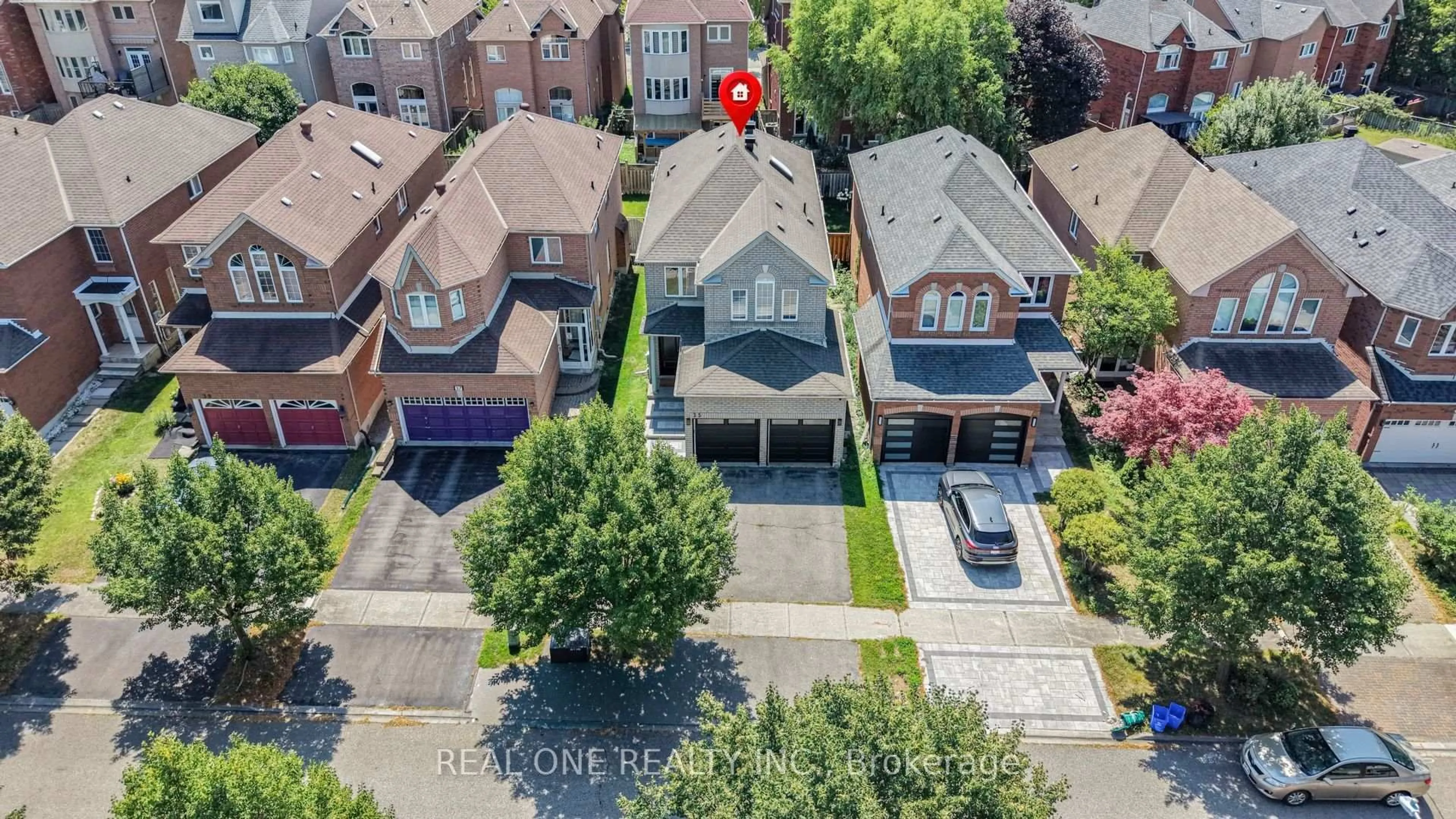 A pic from outside/outdoor area/front of a property/back of a property/a pic from drone, street for 35 Formosa Dr, Richmond Hill Ontario L4S 1S6