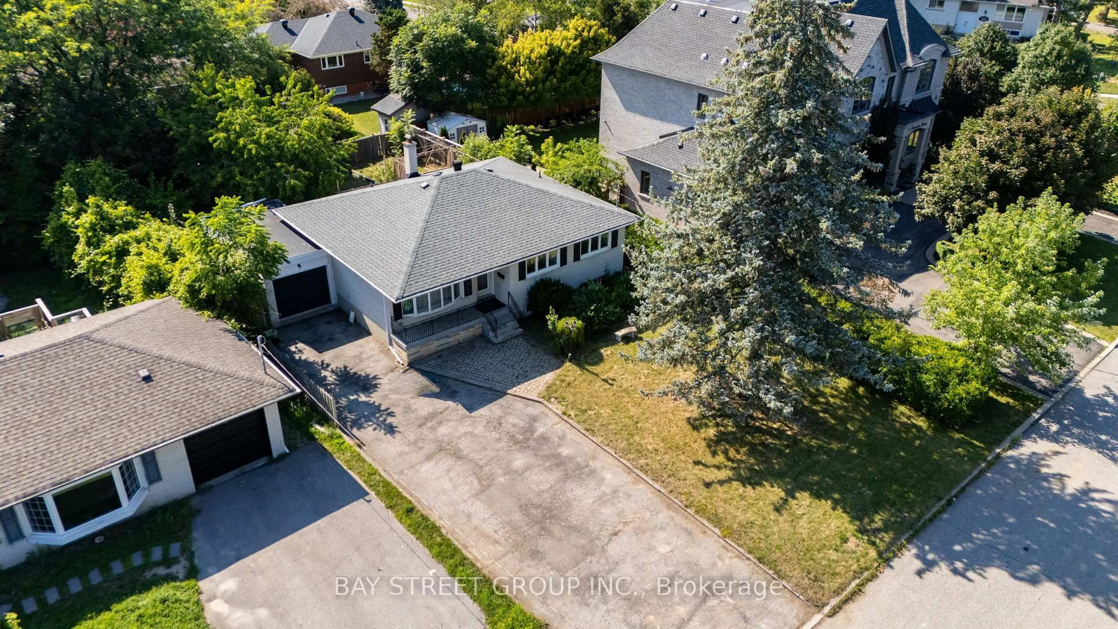 A pic from outside/outdoor area/front of a property/back of a property/a pic from drone, street for 32 Alanadale Ave, Markham Ontario L3P 1S3