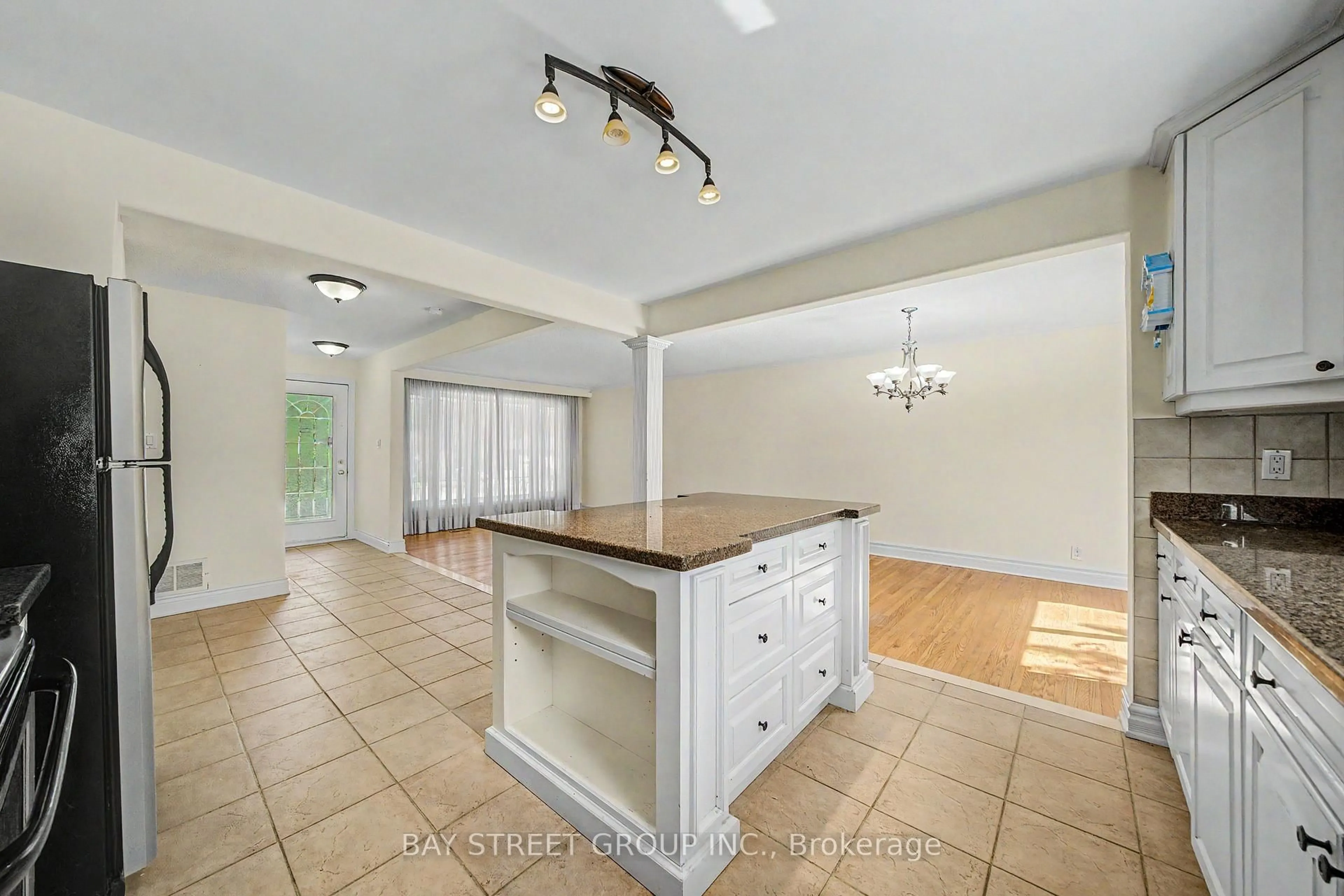 Open concept kitchen, ceramic/tile floor for 32 Alanadale Ave, Markham Ontario L3P 1S3