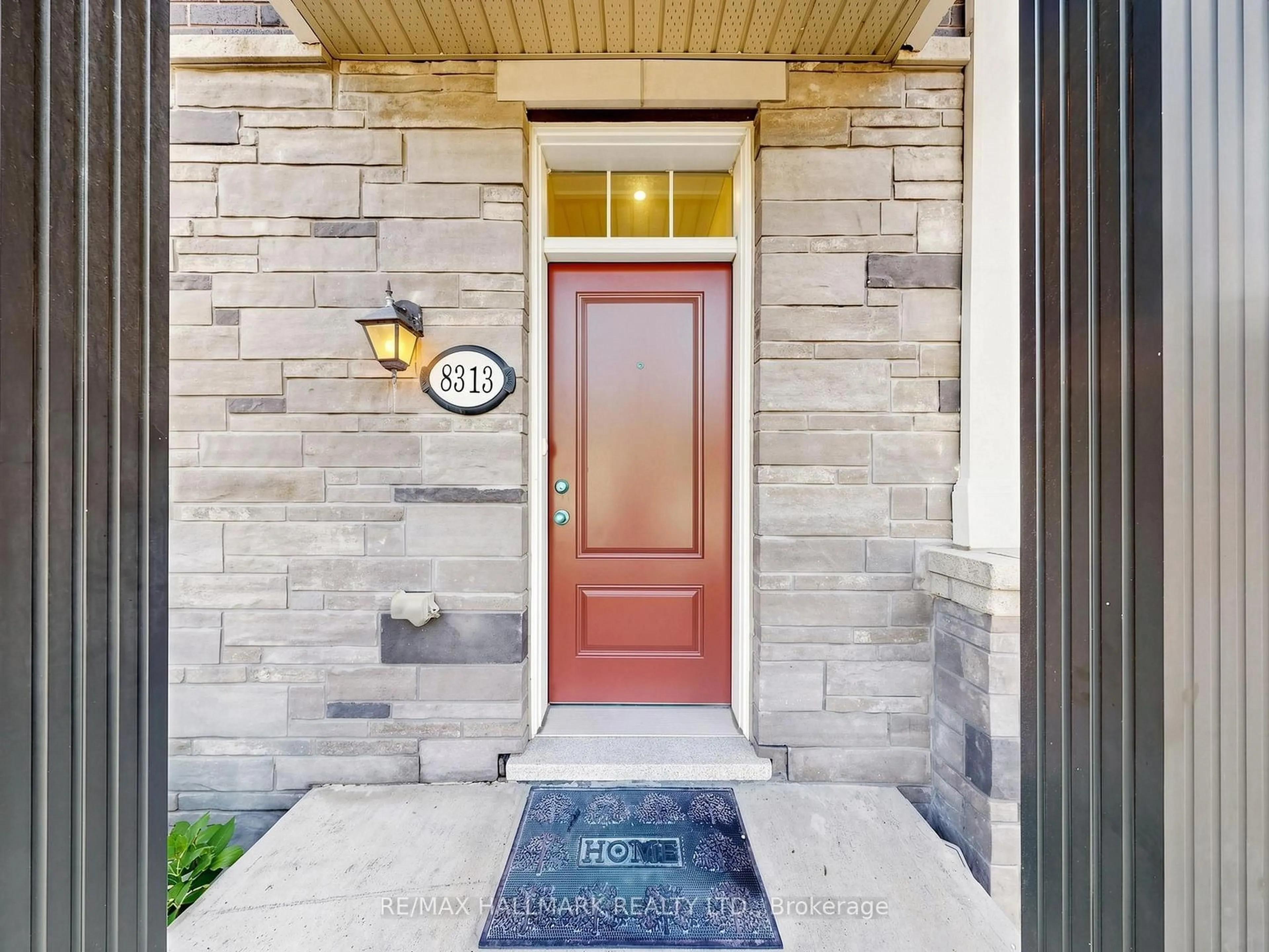 Indoor entryway for 8313 Islington Ave, Vaughan Ontario L4L 1X1