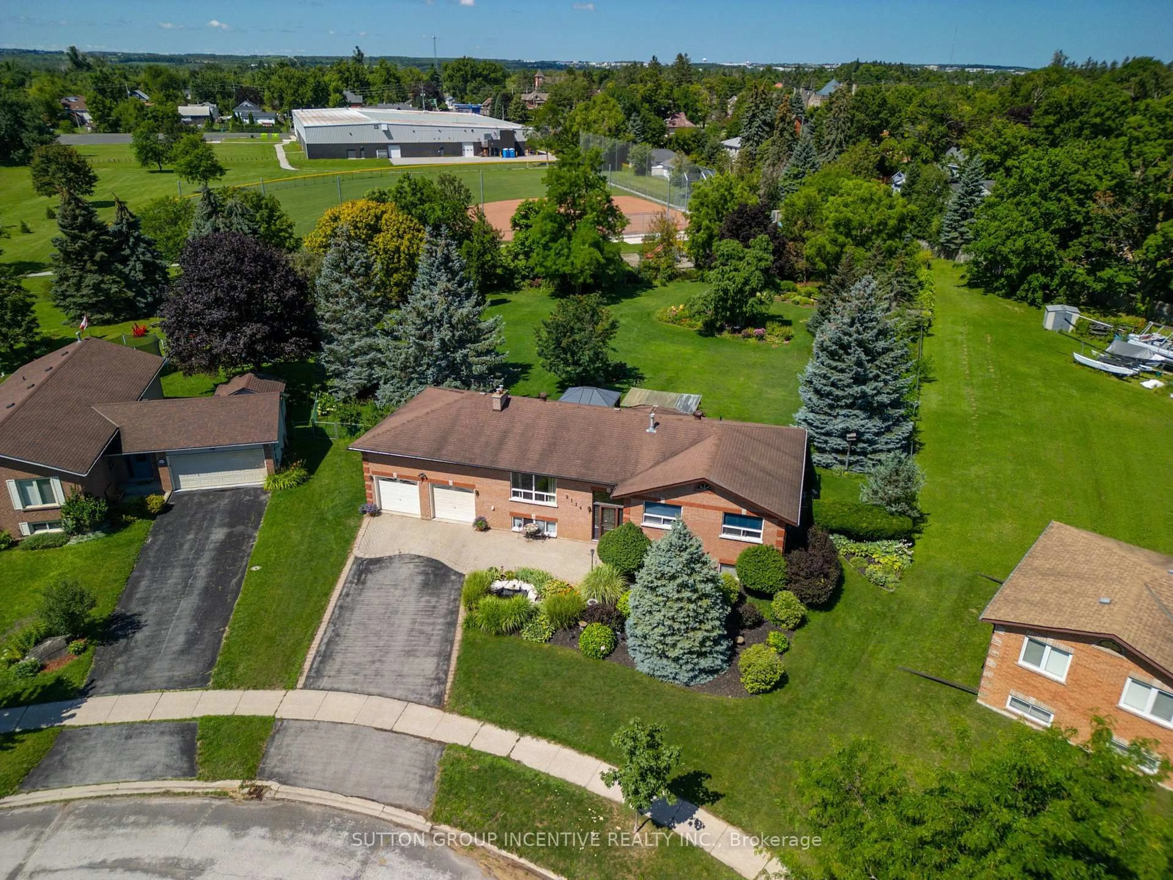A pic from outside/outdoor area/front of a property/back of a property/a pic from drone, street for 2114 Chantler St, Innisfil Ontario L9S 1B6