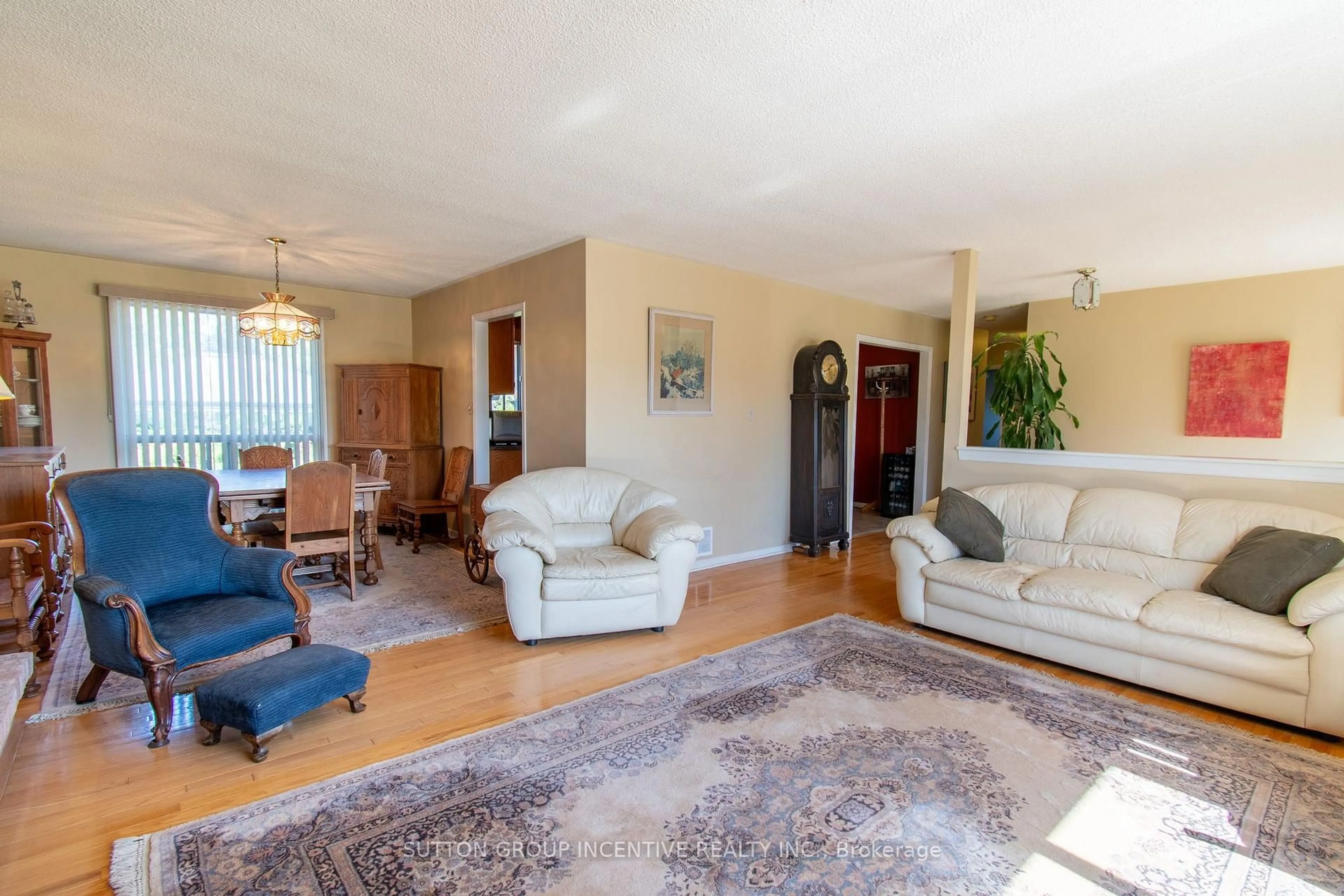 Living room with furniture, unknown for 2114 Chantler St, Innisfil Ontario L9S 1B6