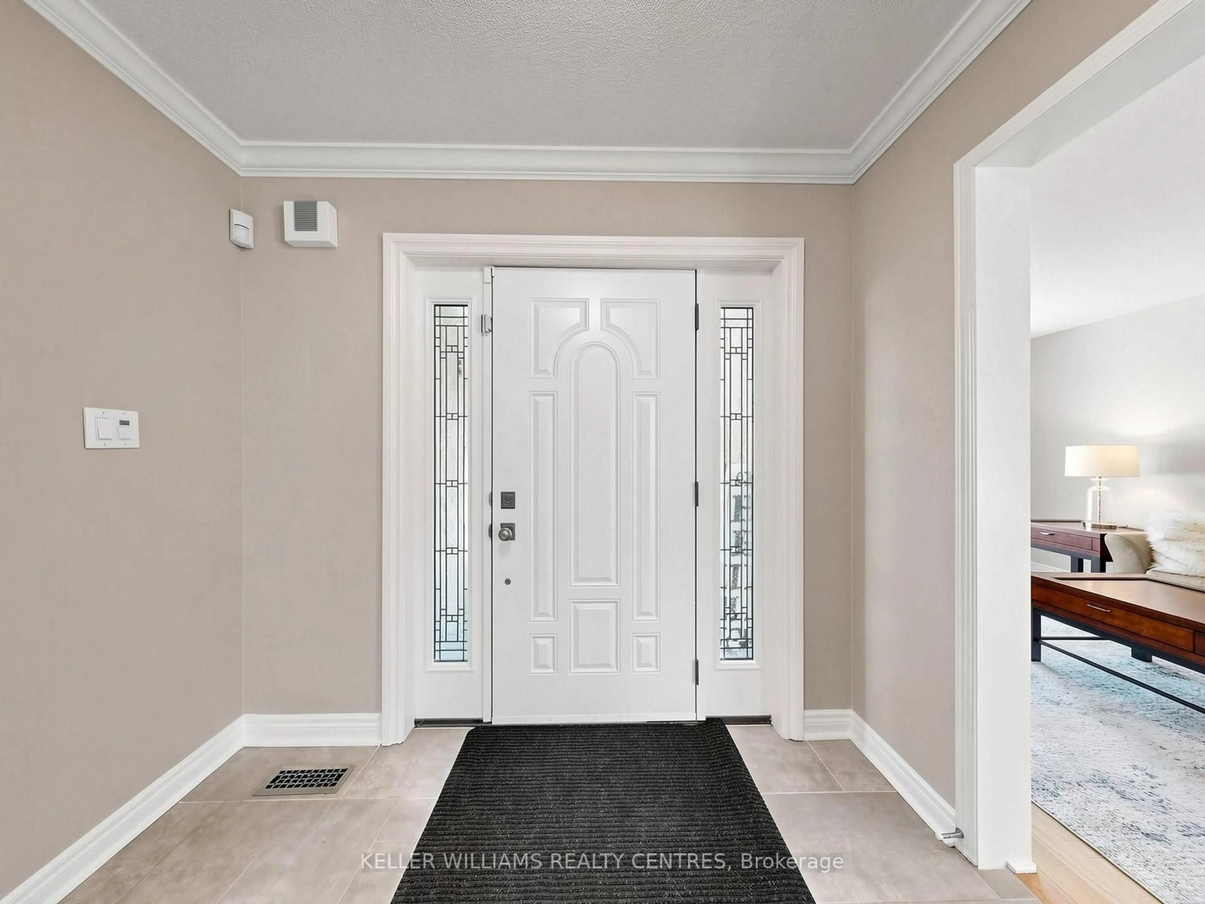 Indoor entryway for 276 Rhodes Circ, Newmarket Ontario L3X 1V4
